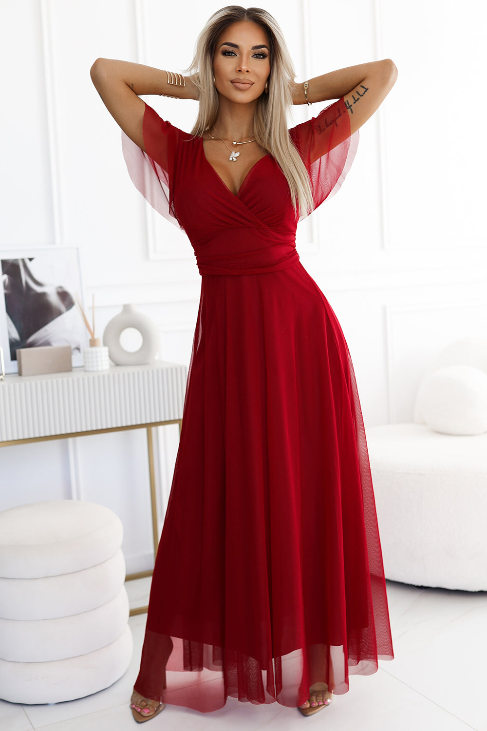 562-2 NASTIA Langes Kleid mit Ausschnitt und kurzen Ärmeln - burgunderrot