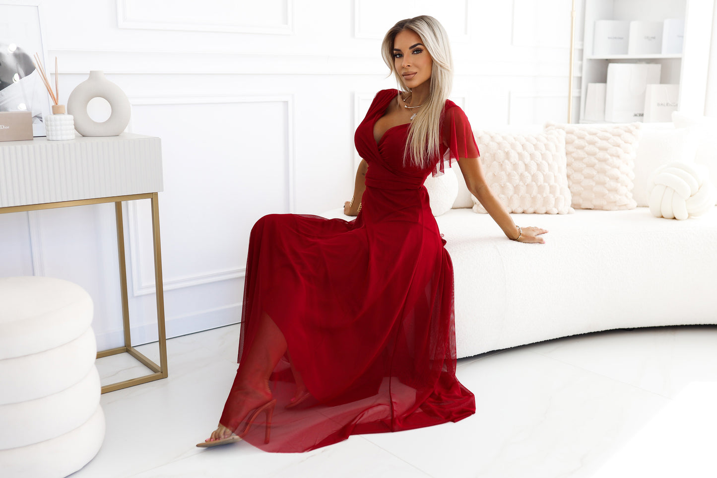562-2 NASTIA Langes Kleid mit Ausschnitt und kurzen Ärmeln - burgunderrot
