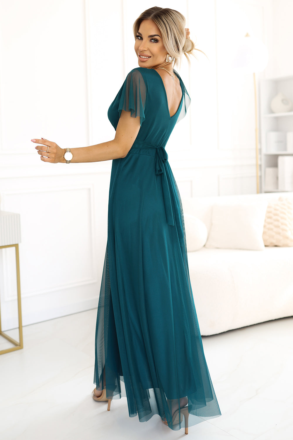 562-4 NASTIA Langes Kleid mit Ausschnitt und kurzen Ärmeln - grün