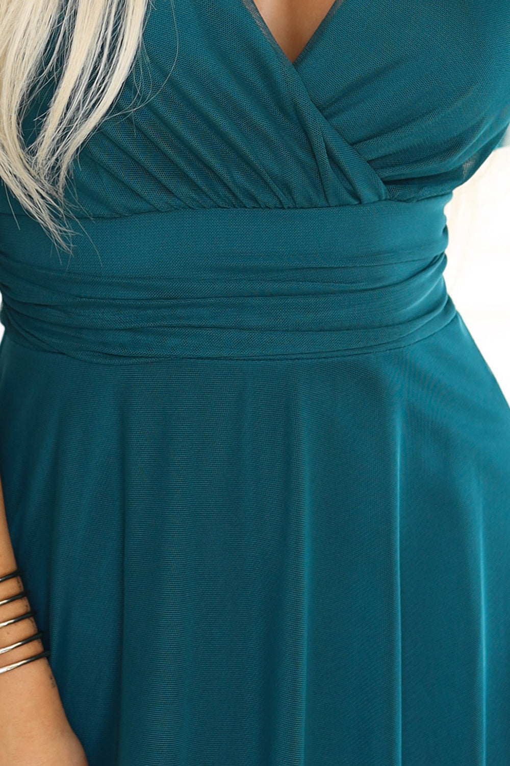 562-4 NASTIA Langes Kleid mit Ausschnitt und kurzen Ärmeln - grün