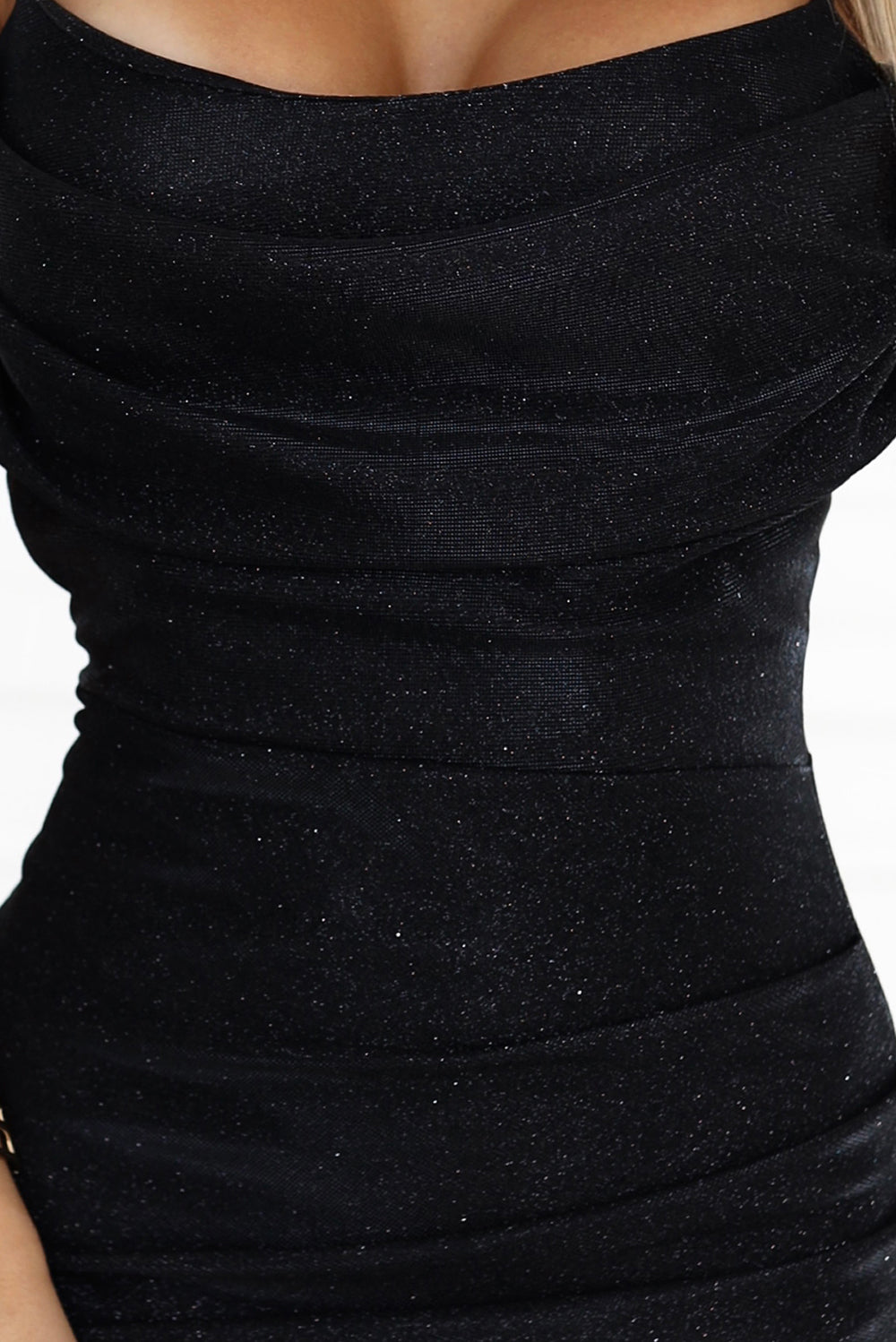 563-2 COSIMA Glänzendes, elegantes Kleid mit Faltenwurf - schwarz