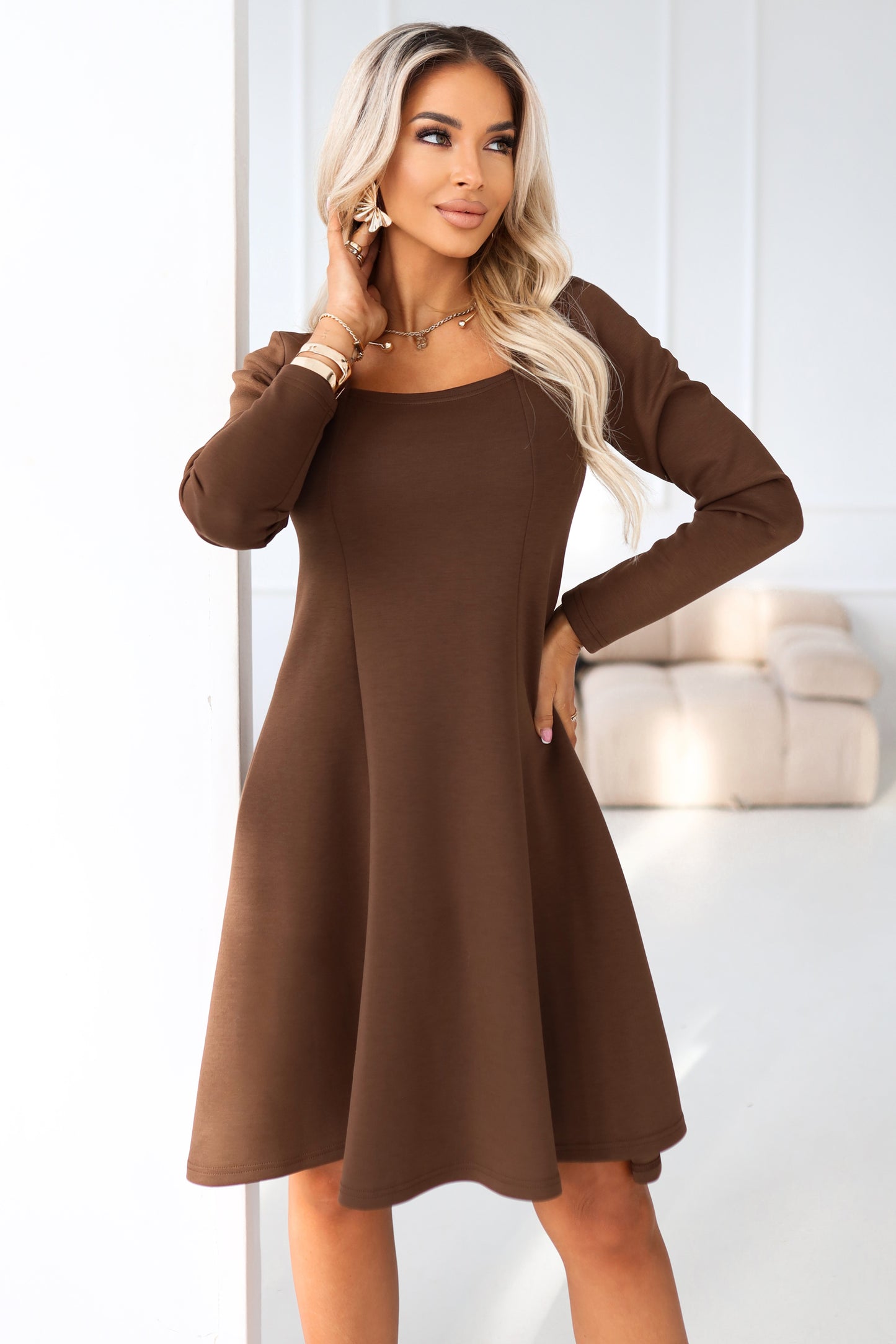 574-2 IVANA Bequemes Trapezkleid mit Ausschnitt und langen Ärmeln - Schokoladenbraun