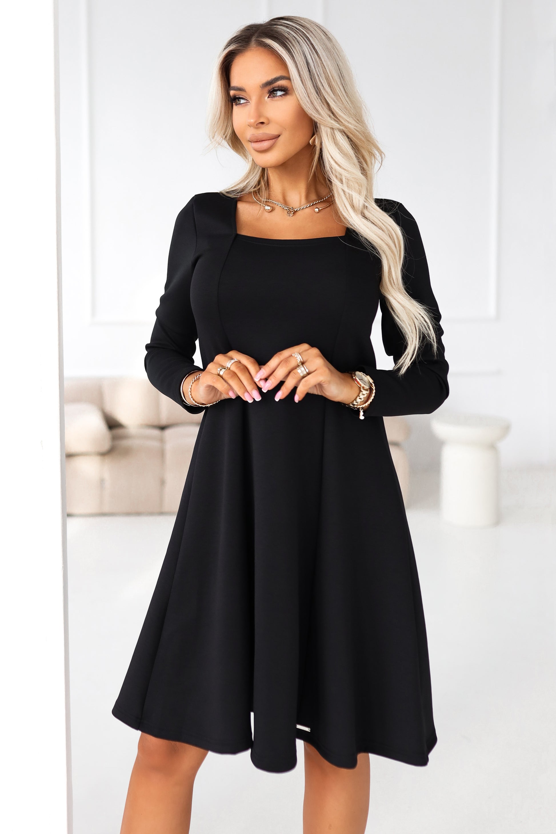 574-3 IVANA Bequemes Trapezkleid mit Ausschnitt und langen Ärmeln - schwarz