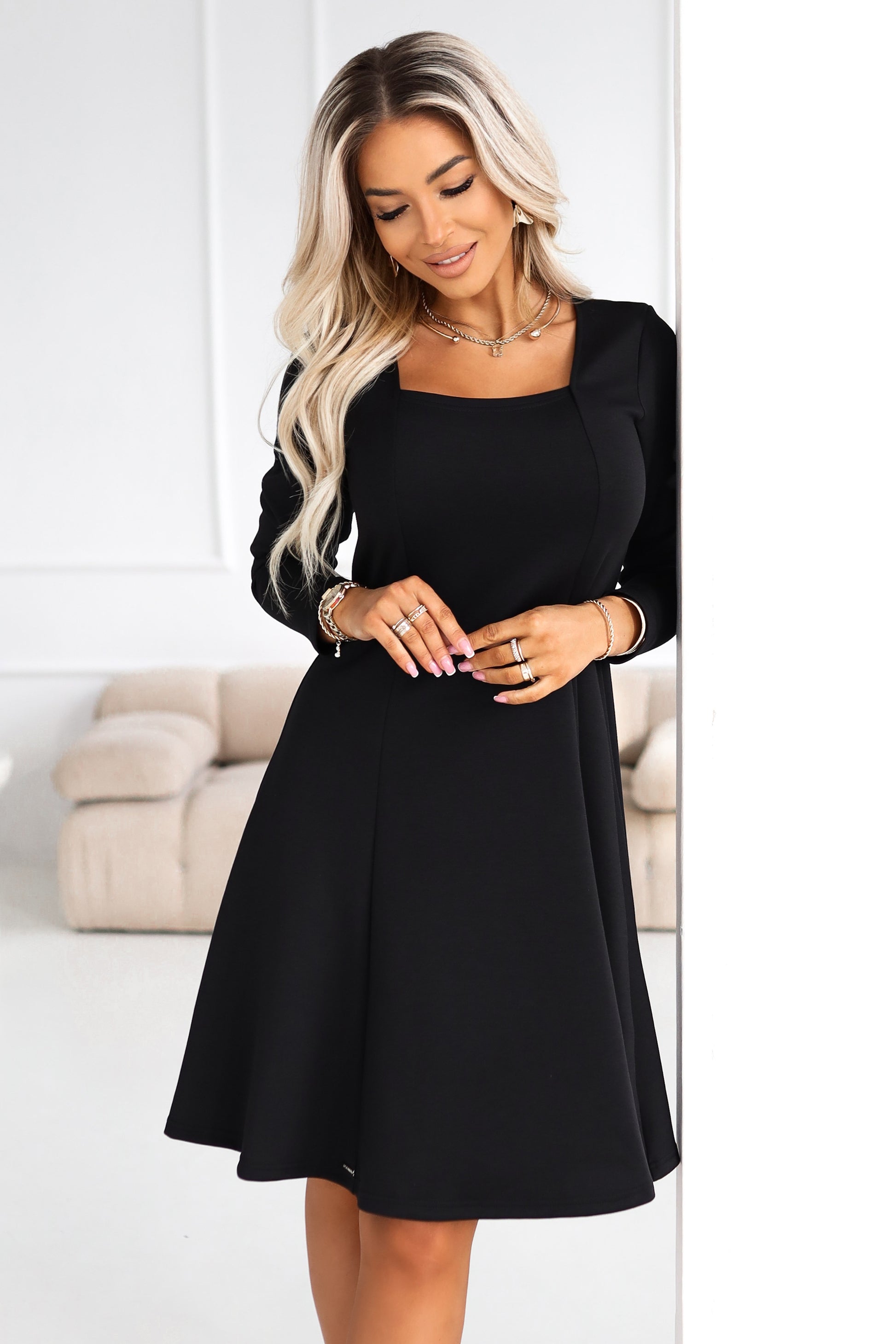 574-3 IVANA Bequemes Trapezkleid mit Ausschnitt und langen Ärmeln - schwarz