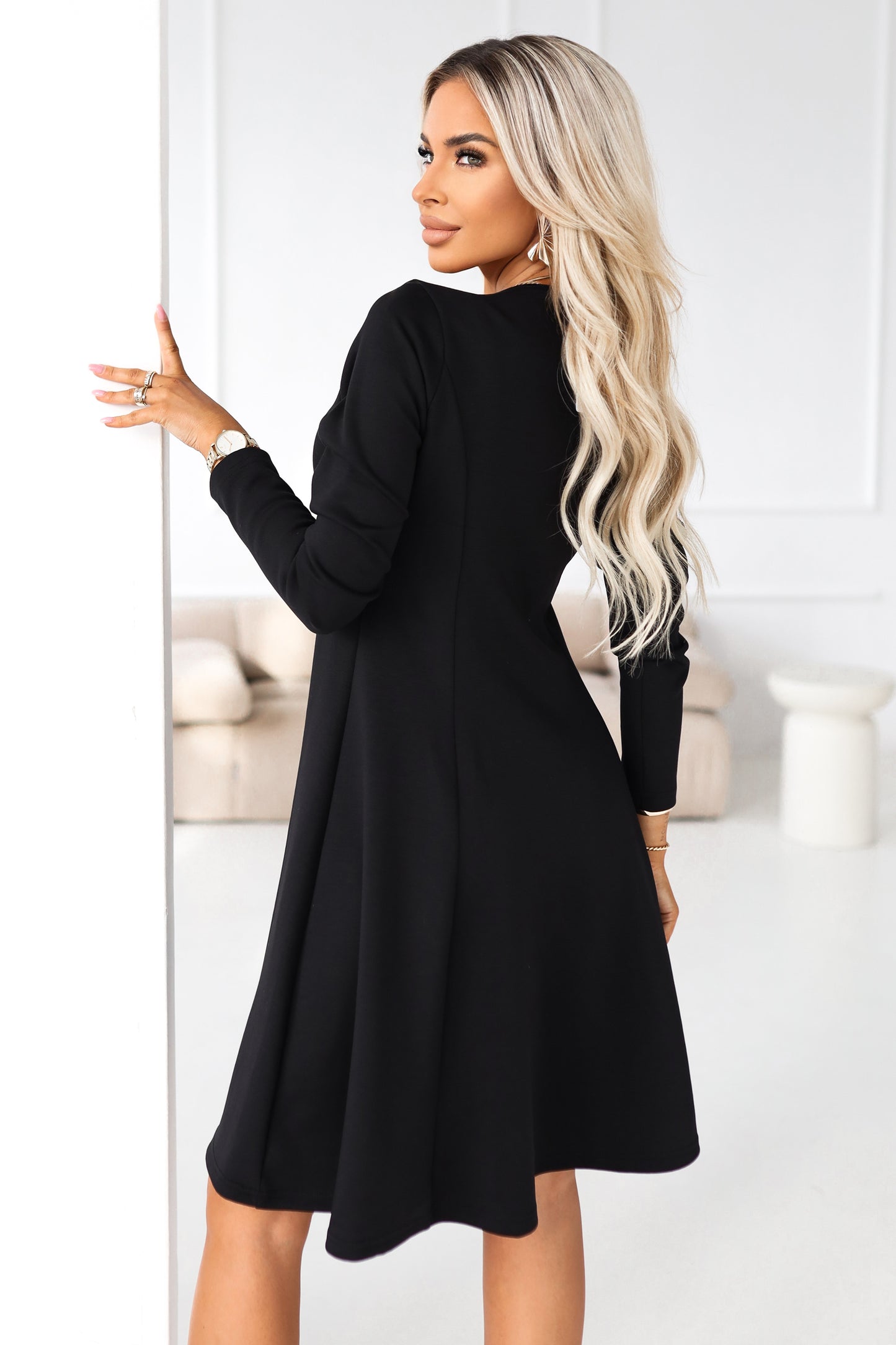 574-3 IVANA Bequemes Trapezkleid mit Ausschnitt und langen Ärmeln - schwarz