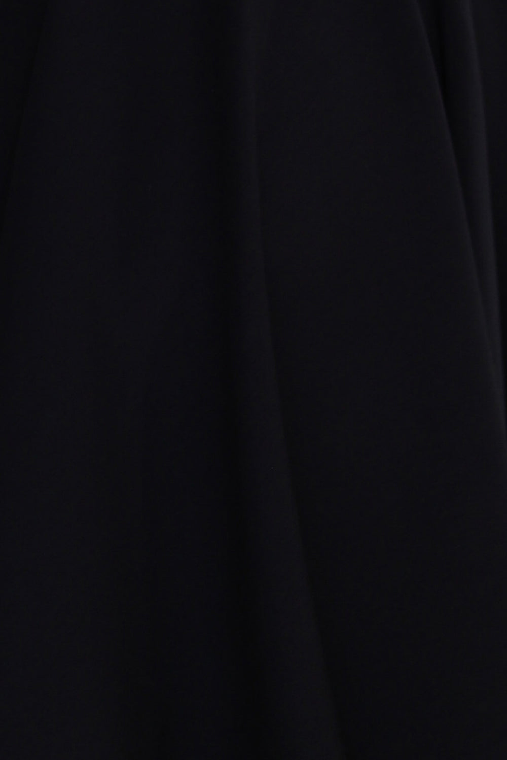 575-1 Ein einzigartiges Kleid mit längerem Rücken - schwarz