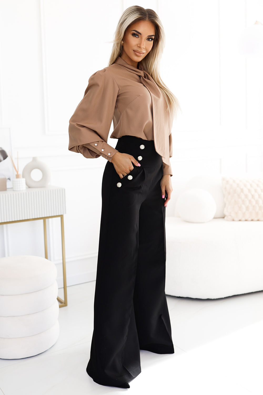 578-1 Eine einzigartige Business-Bluse mit langen Ärmeln, Krawatten und Knöpfen – karamellfarben - mocha mousse