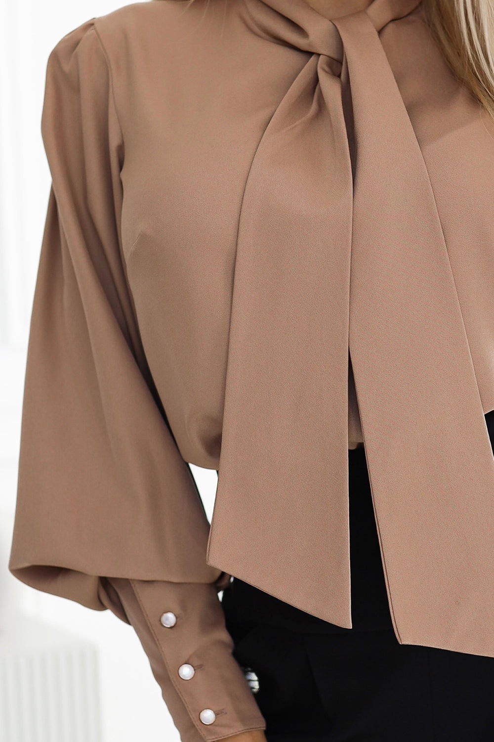 578-1 Eine einzigartige Business-Bluse mit langen Ärmeln, Krawatten und Knöpfen – karamellfarben - mocha mousse