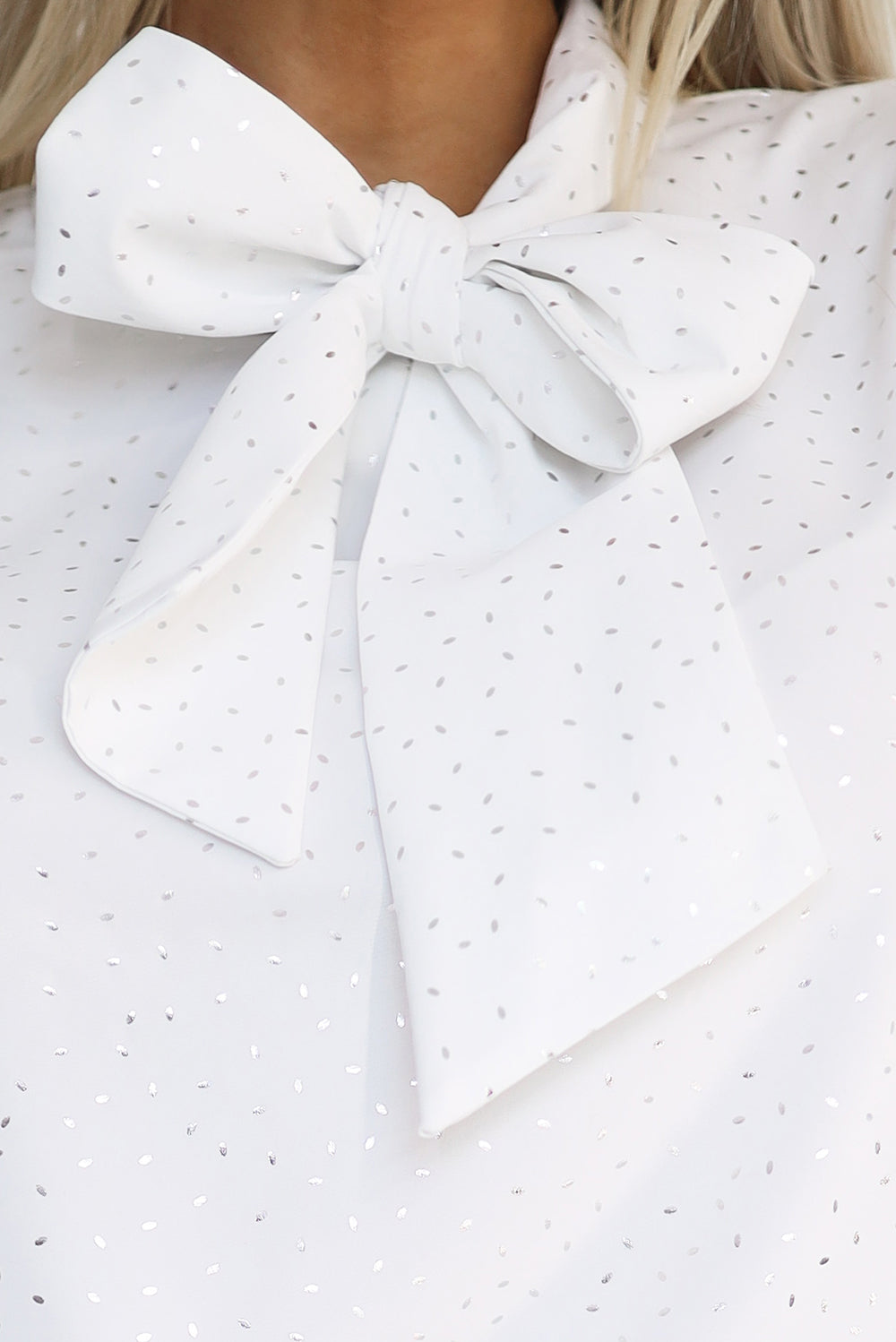 578-2 Eine einzigartige Business-Bluse mit langen Ärmeln, Krawatten und Knöpfen - weiß mit silbernem Muster