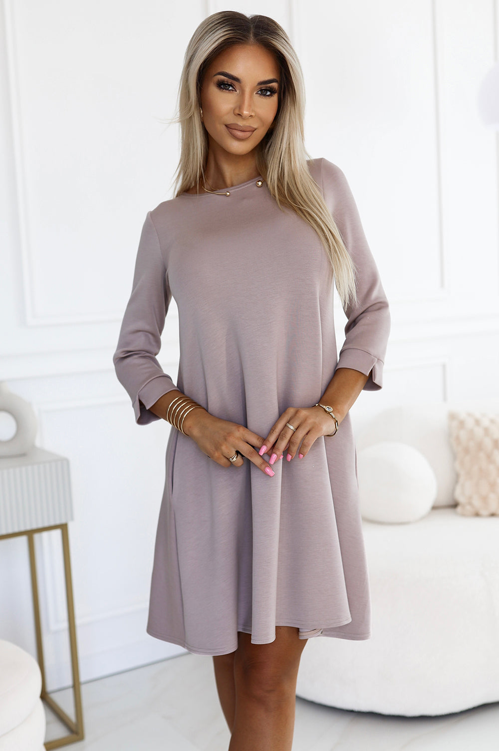 579-1 Klassisches Trapezkleid mit schwarzem Gürtel - Beige