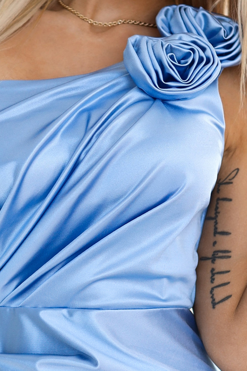 580-4 AURORA Langes One-Shoulder-Kleid aus Satin mit Rosen - hellblaue Farbe