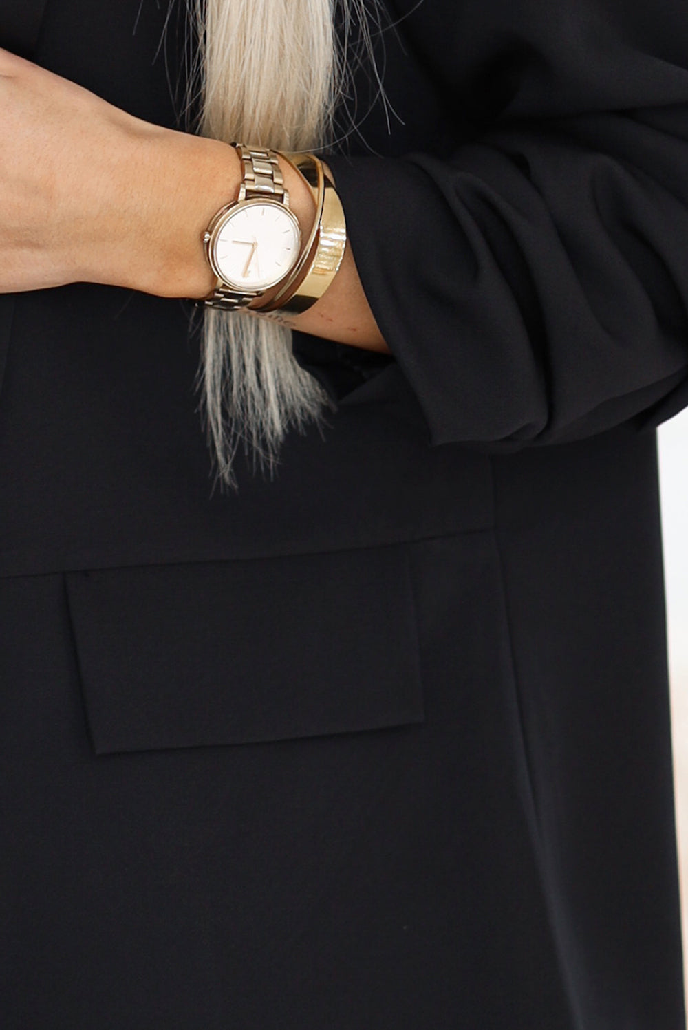 588-1 Klassische Damenjacke mit drapierten Ärmeln - schwarz