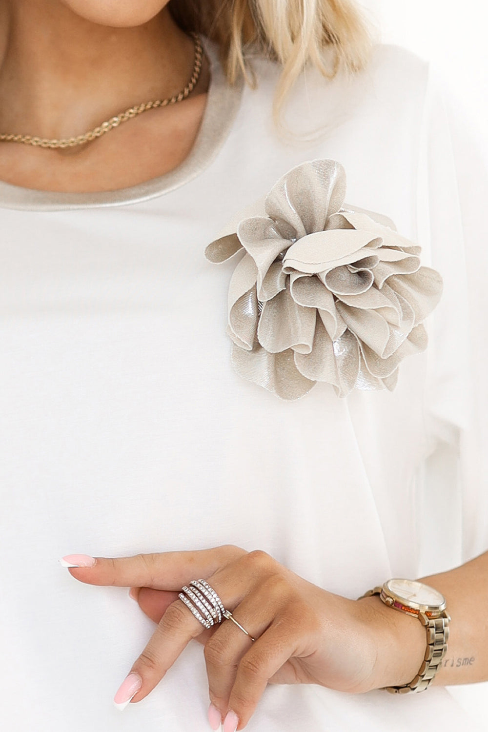 592-1 Bequeme Bluse mit Blumenapplikation auf der Schulter - ecru