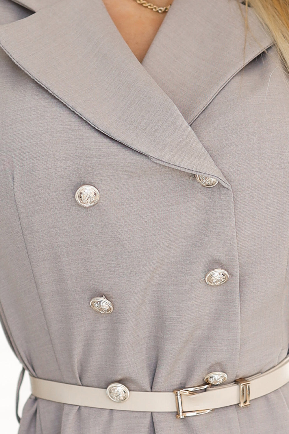 596-2 Elegantes Midi-Hemdblusenkleid mit goldenen Knöpfen und Gürtel - graubeige