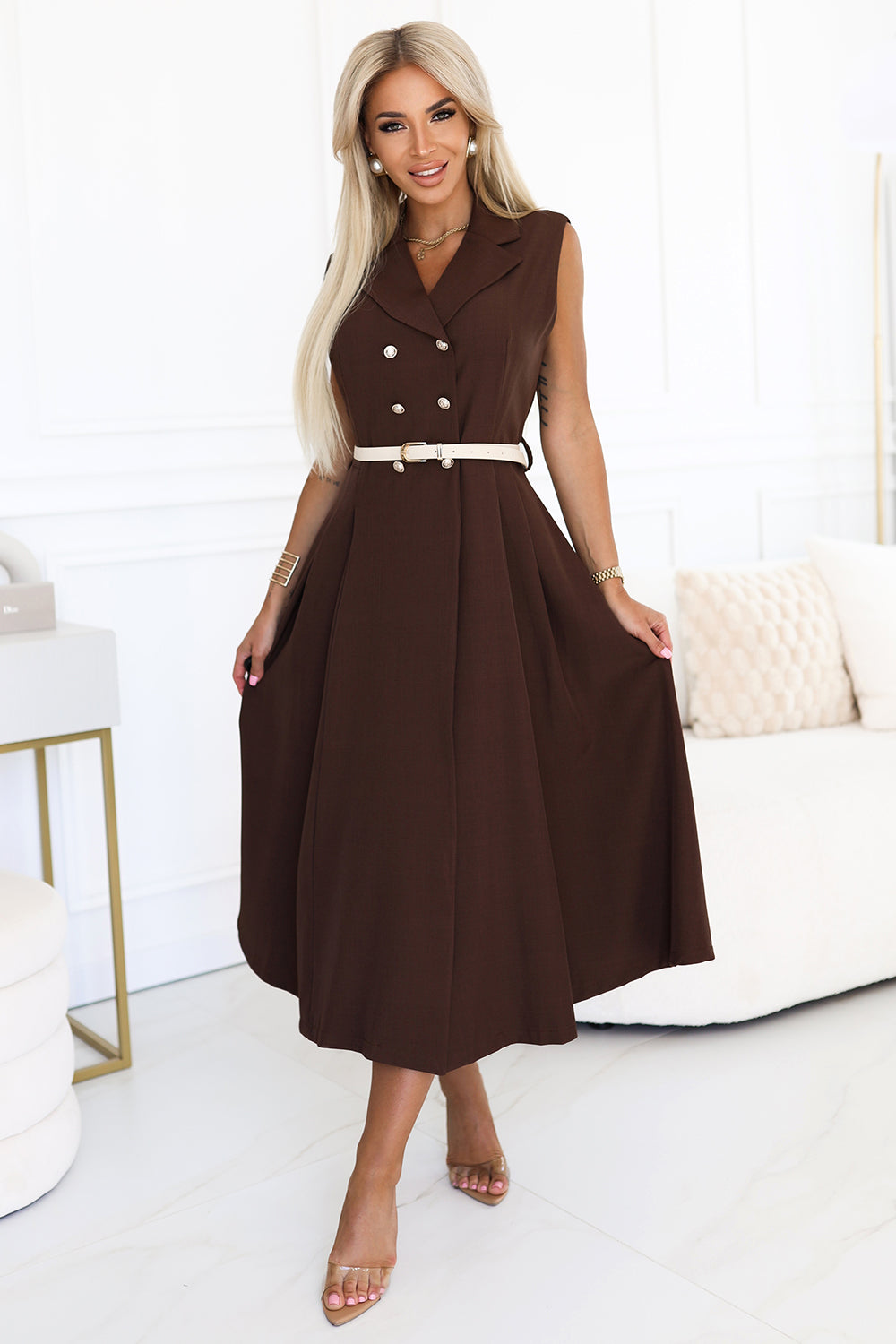596-4 Elegantes Midi-Hemdblusenkleid mit goldenen Knöpfen und Gürtel - Schokolade
