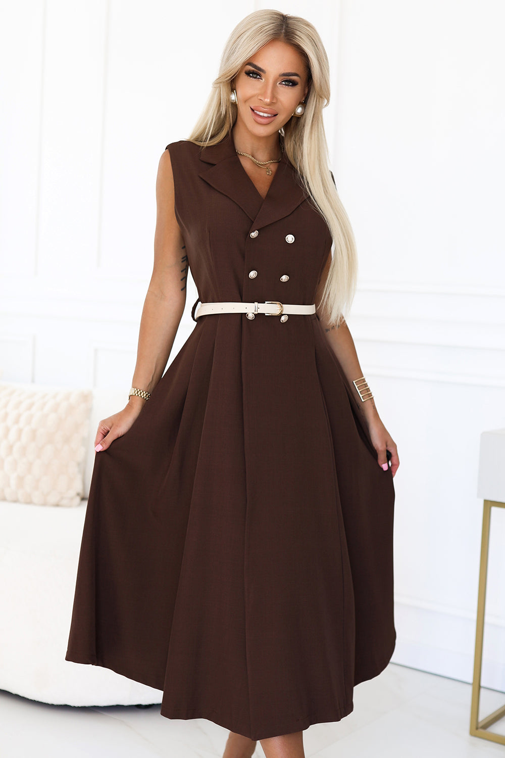 596-4 Elegantes Midi-Hemdblusenkleid mit goldenen Knöpfen und Gürtel - Schokolade