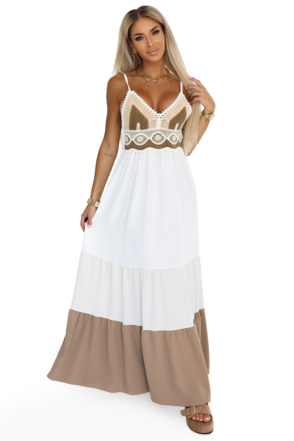 612-1 Langes beige-weißes trägerloses Kleid mit Häkeloberteil – Boho