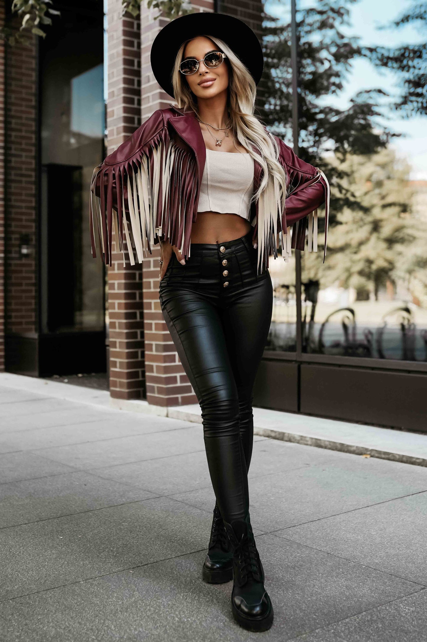 624-2 Kurze Jacke mit Fransen aus weichem Öko-Leder - burgund