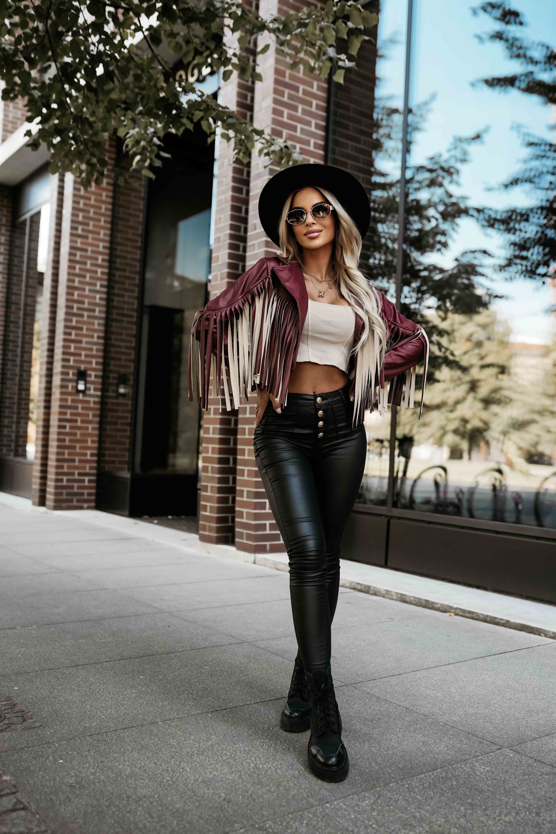 624-2 Kurze Jacke mit Fransen aus weichem Öko-Leder - burgund