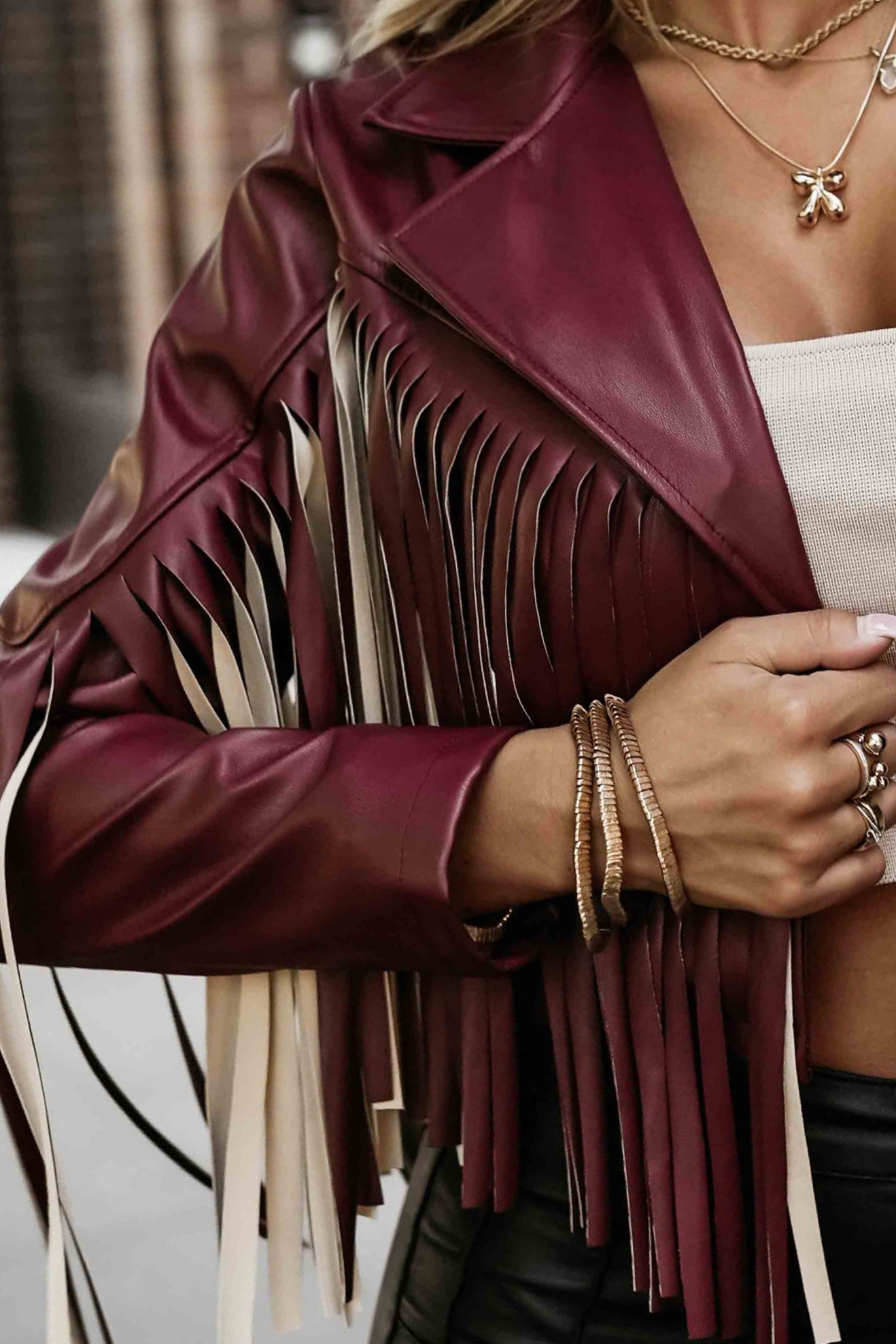 624-2 Kurze Jacke mit Fransen aus weichem Öko-Leder - burgund