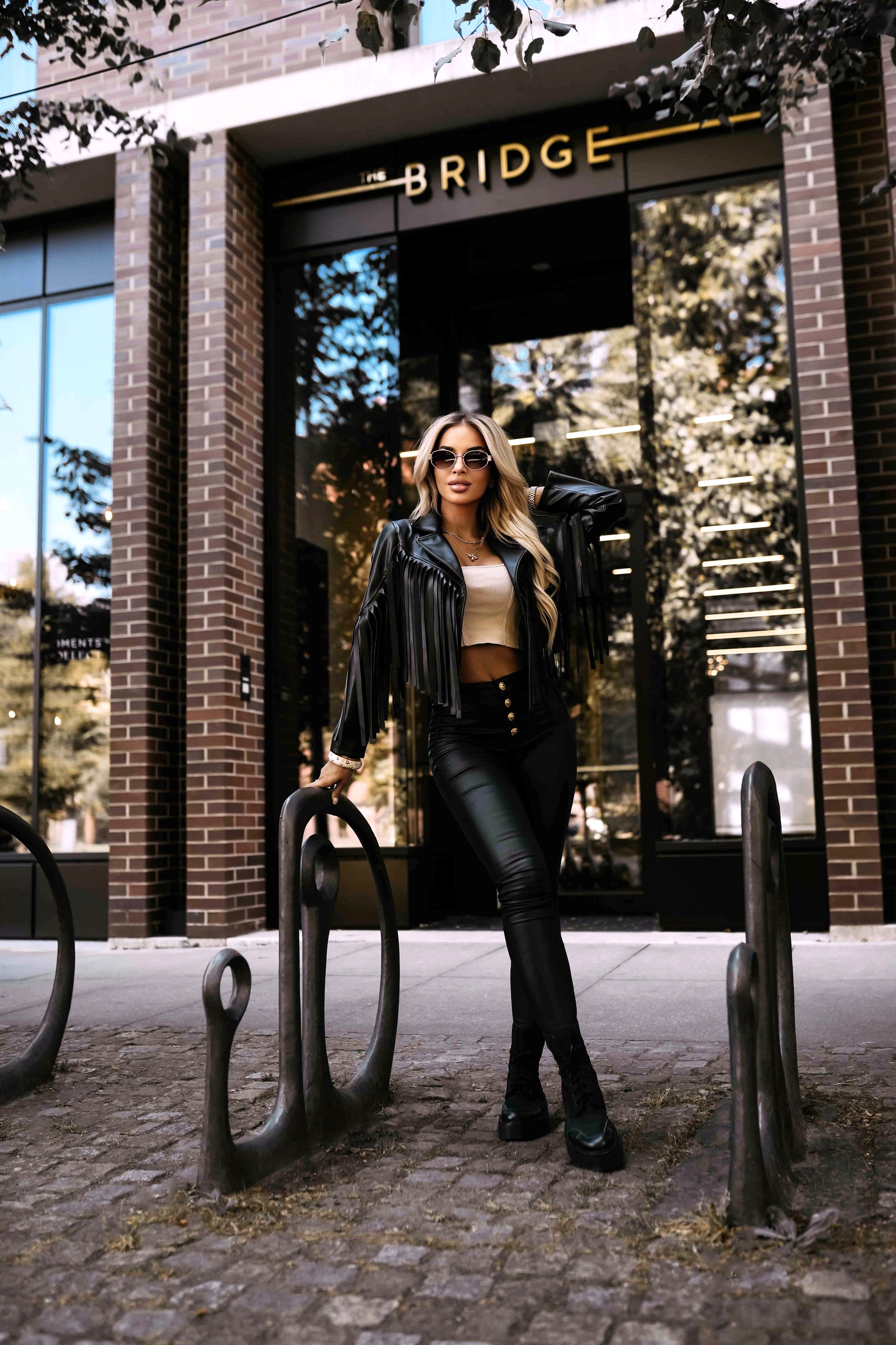 624-3 Kurze Bikerjacke mit Fransen aus weichem Ökoleder - schwarz