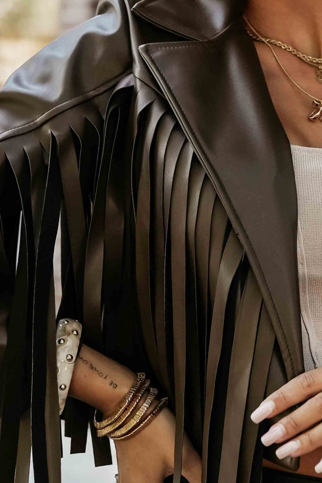 624-4 Kurze Jacke mit Fransen aus weichem Öko-Leder - Schokolade