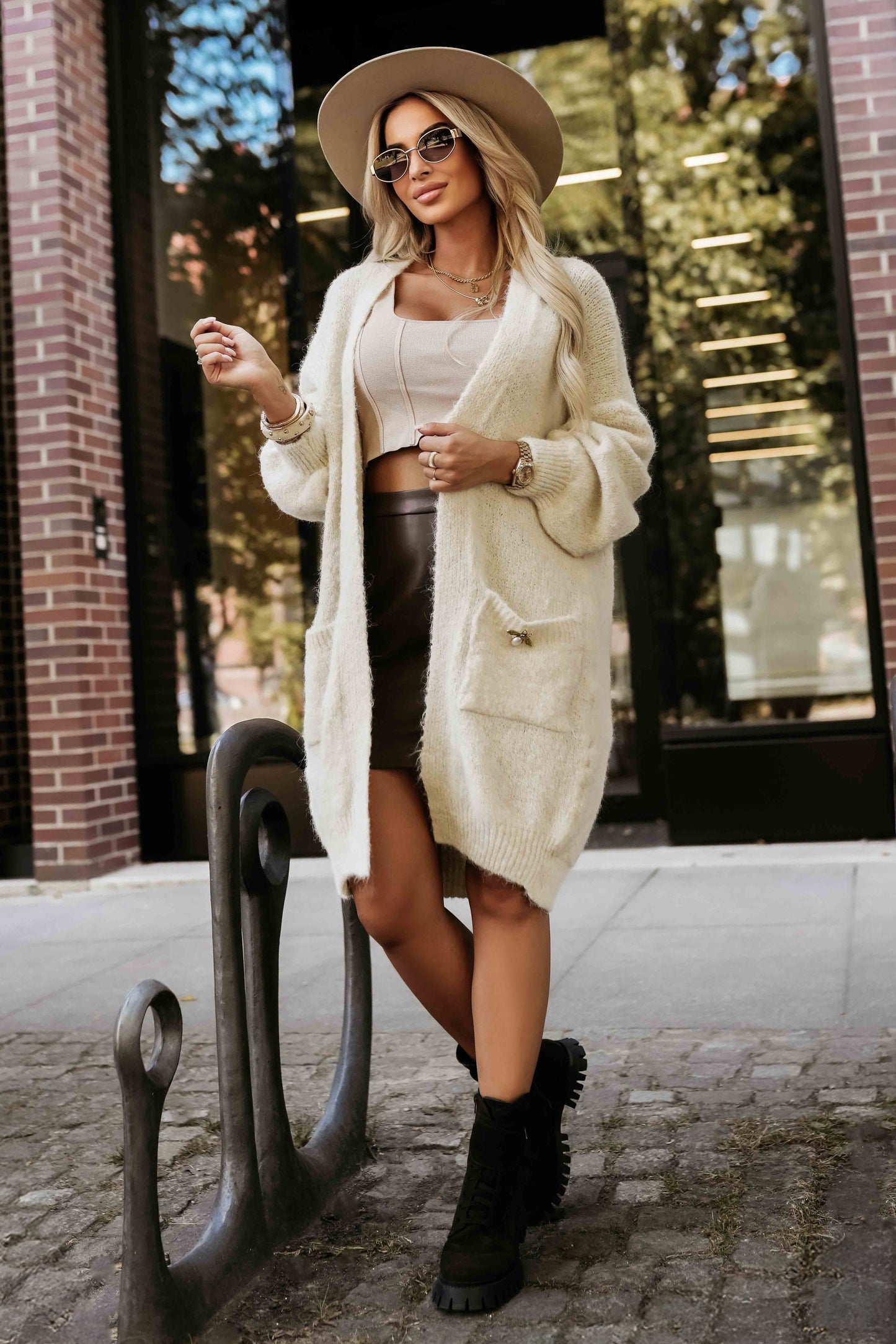 628-1 Modischer Oversize-Cardigan mit dekorativer Brosche und praktischen Taschen - Beige