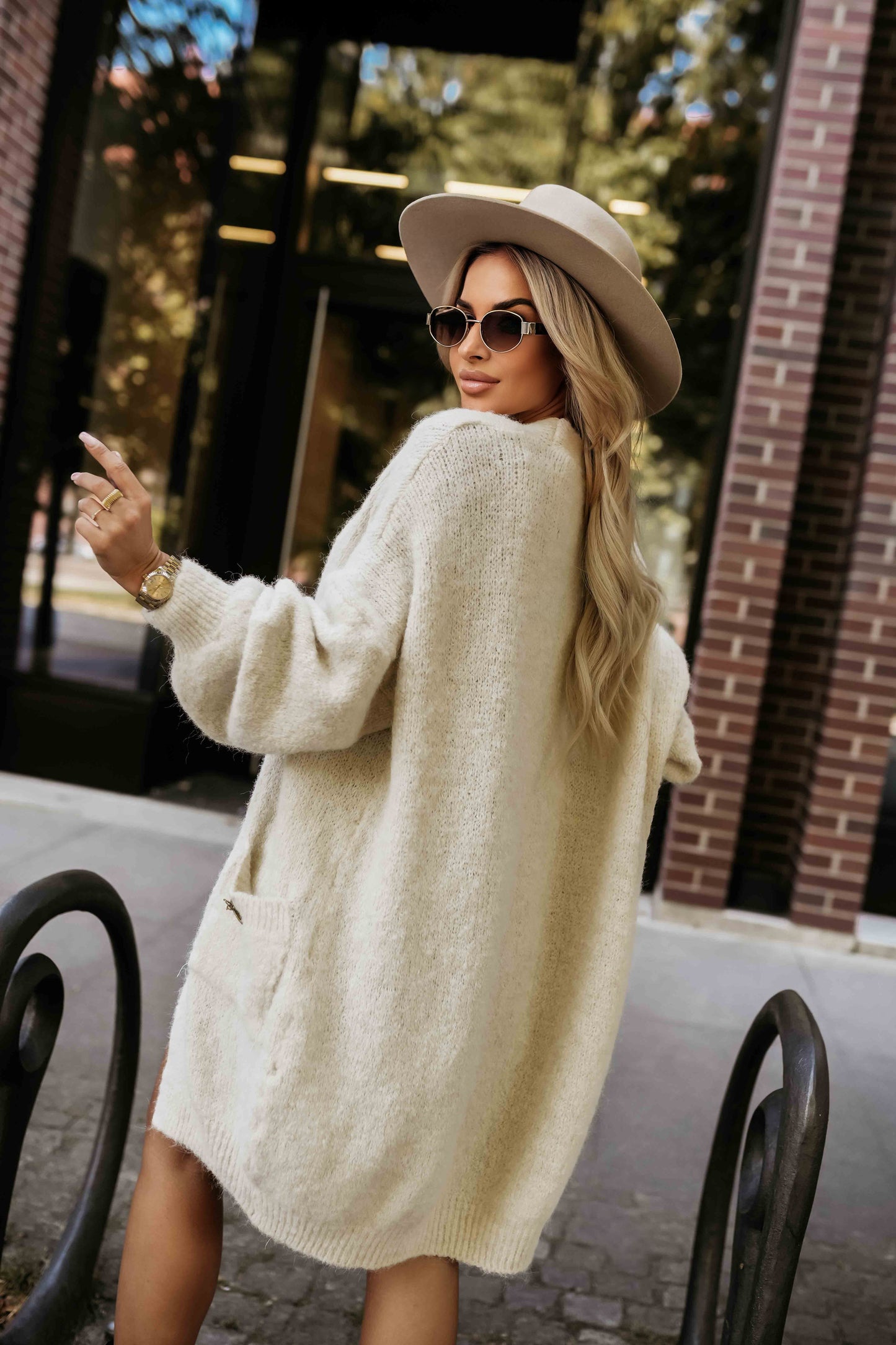 628-1 Modischer Oversize-Cardigan mit dekorativer Brosche und praktischen Taschen - Beige