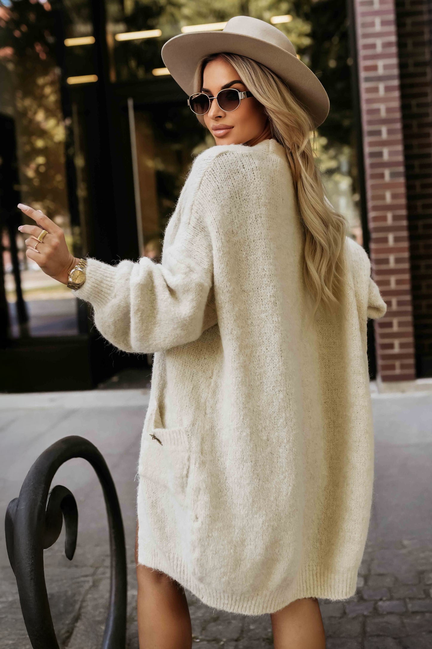 628-1 Modischer Oversize-Cardigan mit dekorativer Brosche und praktischen Taschen - Beige