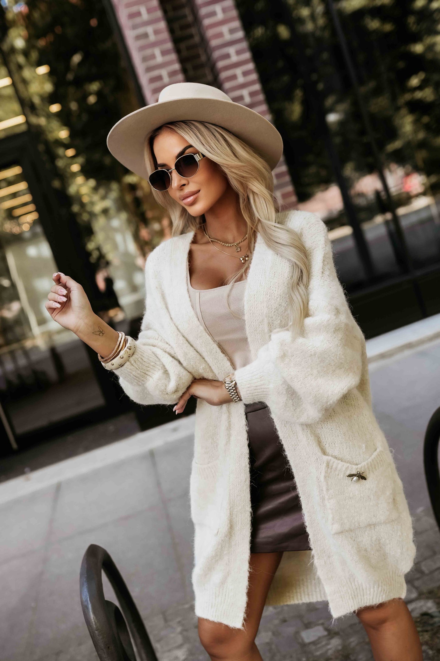 628-1 Modischer Oversize-Cardigan mit dekorativer Brosche und praktischen Taschen - Beige