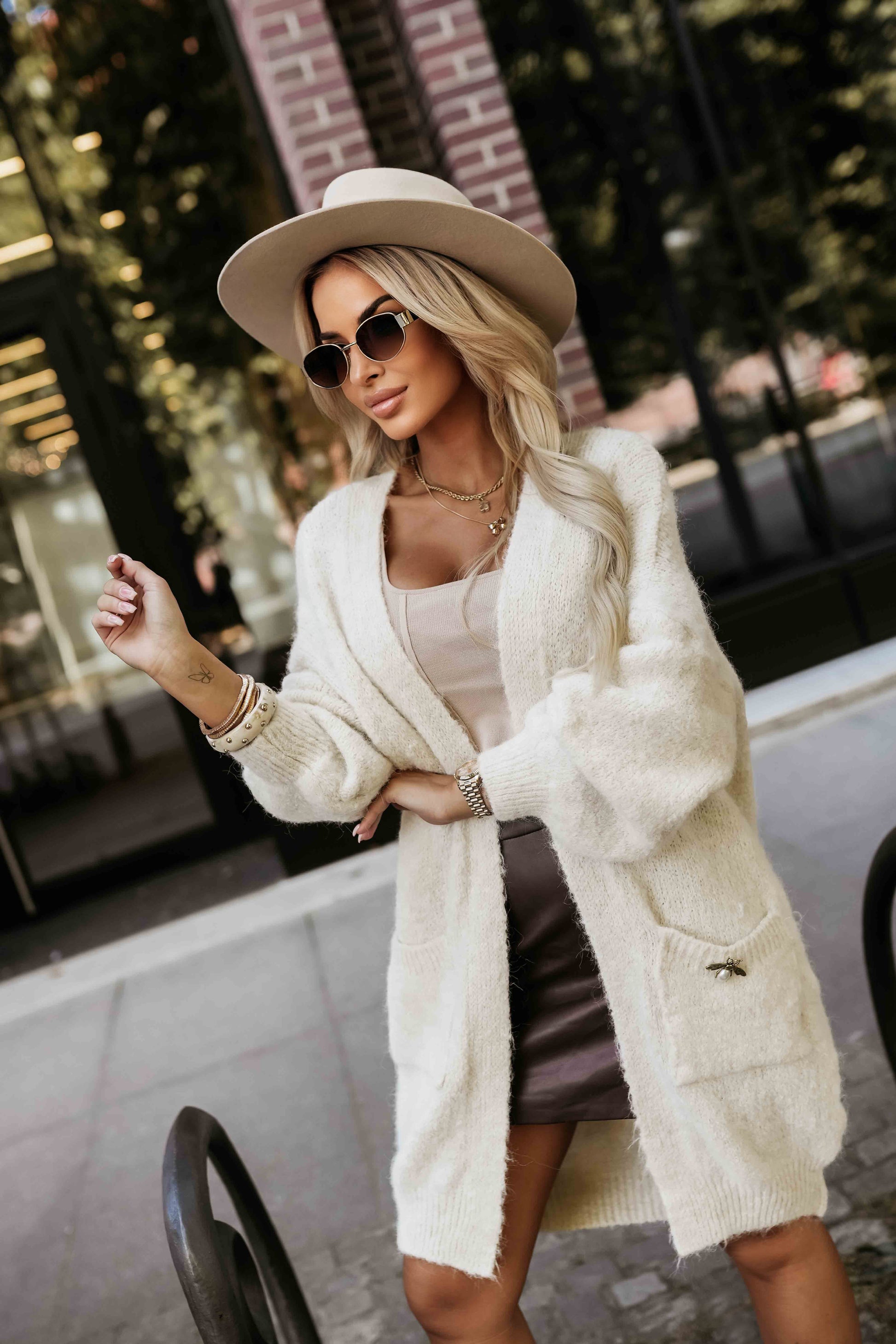 628-1 Modischer Oversize-Cardigan mit dekorativer Brosche und praktischen Taschen - Beige