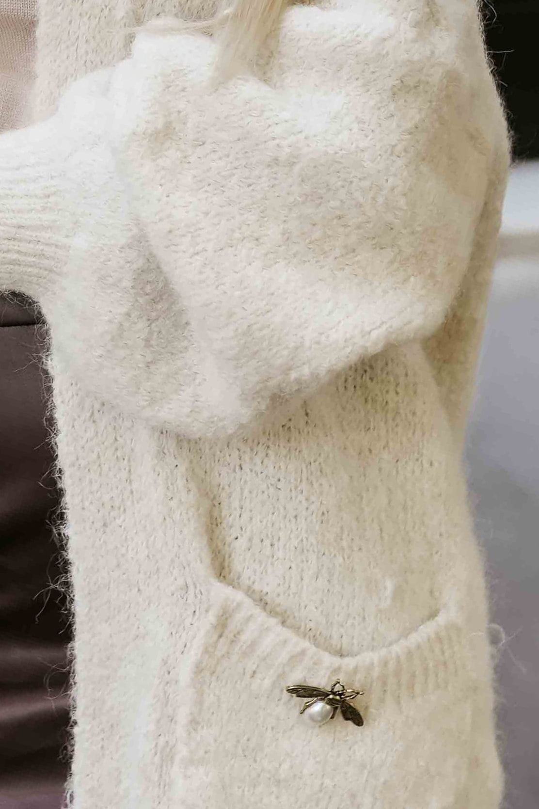 628-1 Modischer Oversize-Cardigan mit dekorativer Brosche und praktischen Taschen - Beige