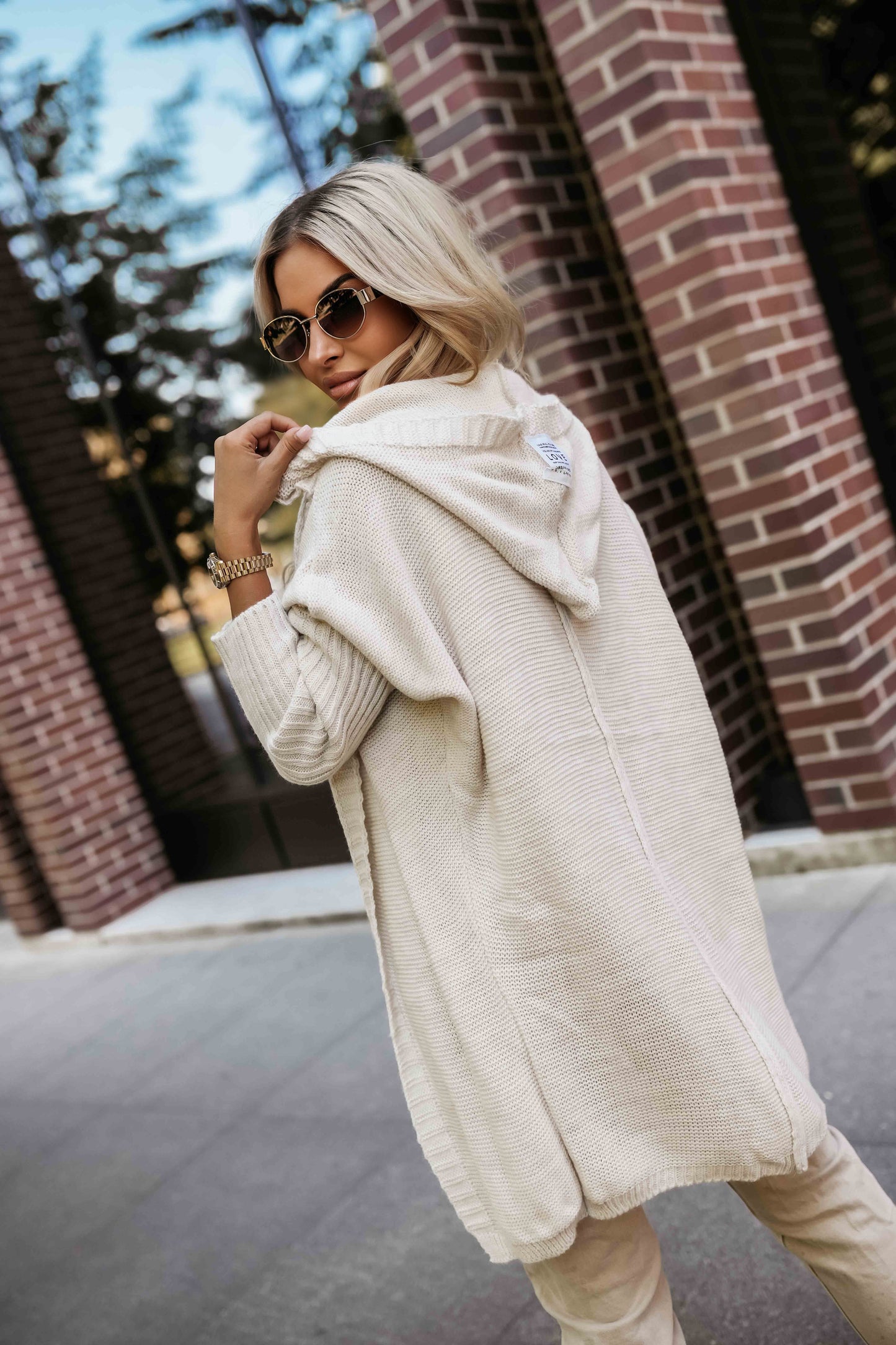 629-1 Bequemer Oversize-Cardigan mit Kapuze und stylischem Patch - Beige