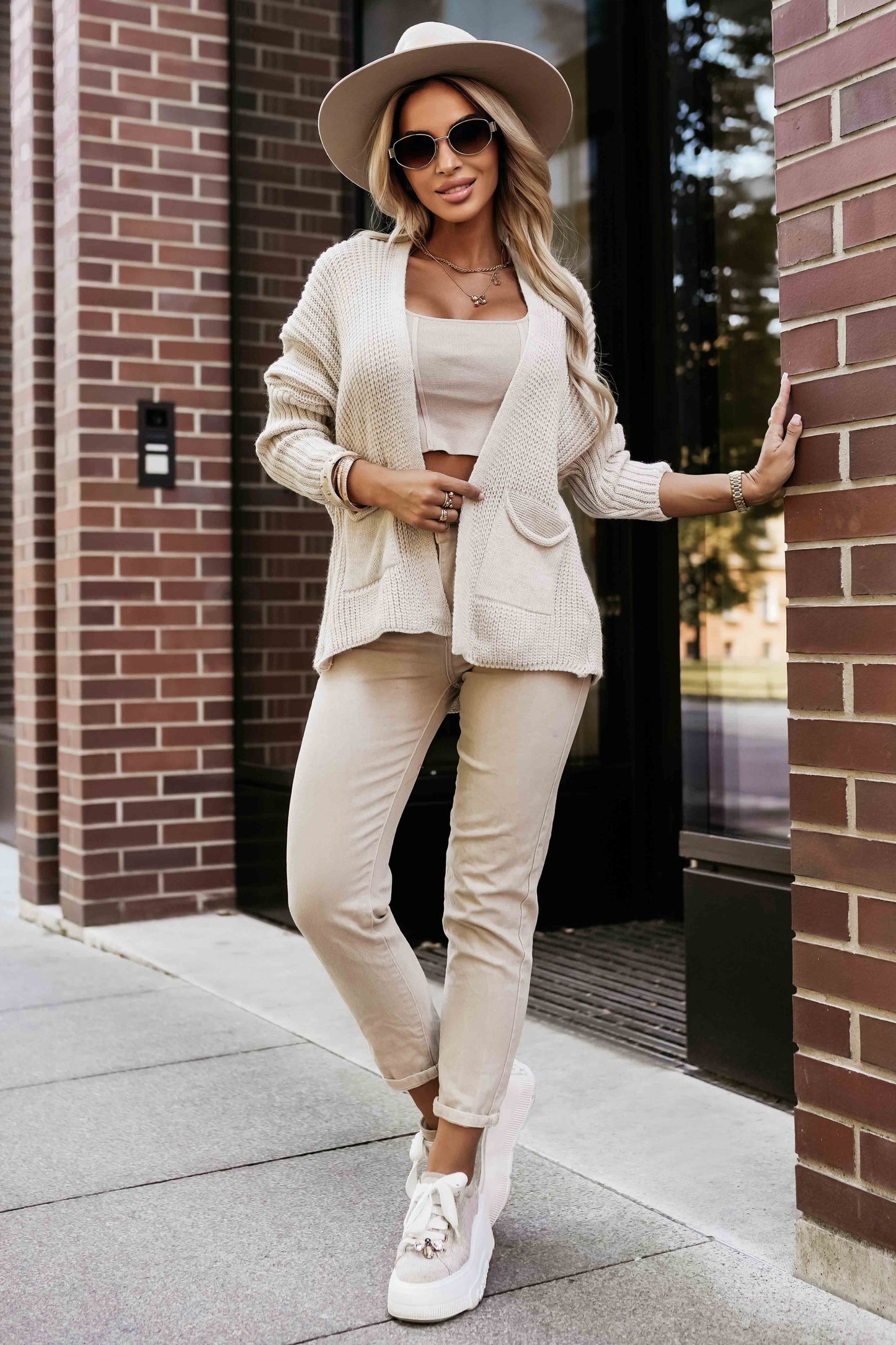 630-1 Warme Strickjacke mit Taschen und Bündchen an den Ärmeln - beige