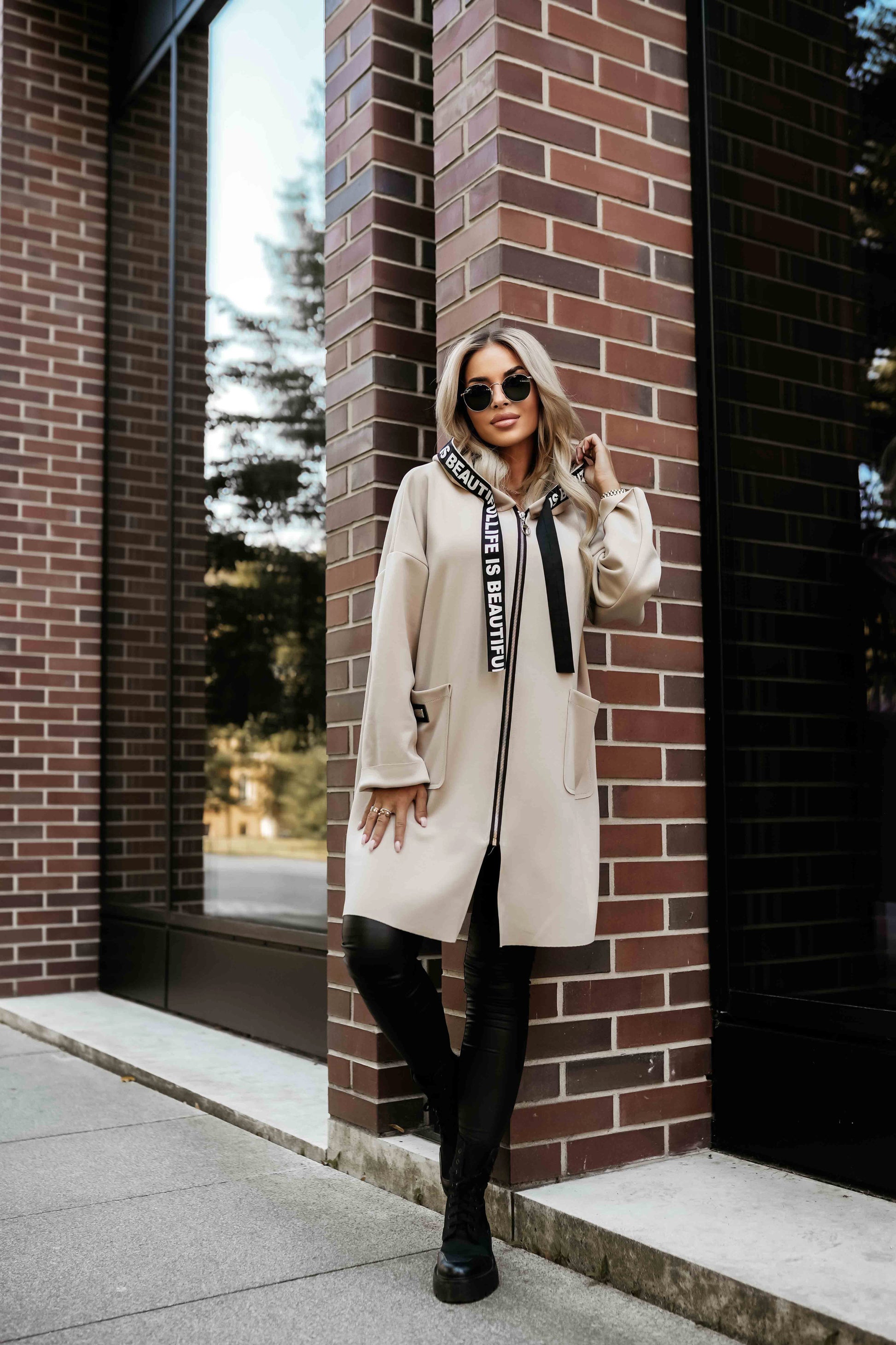 632-1 Lässiger Mantel mit Taschen und Kapuze - beige