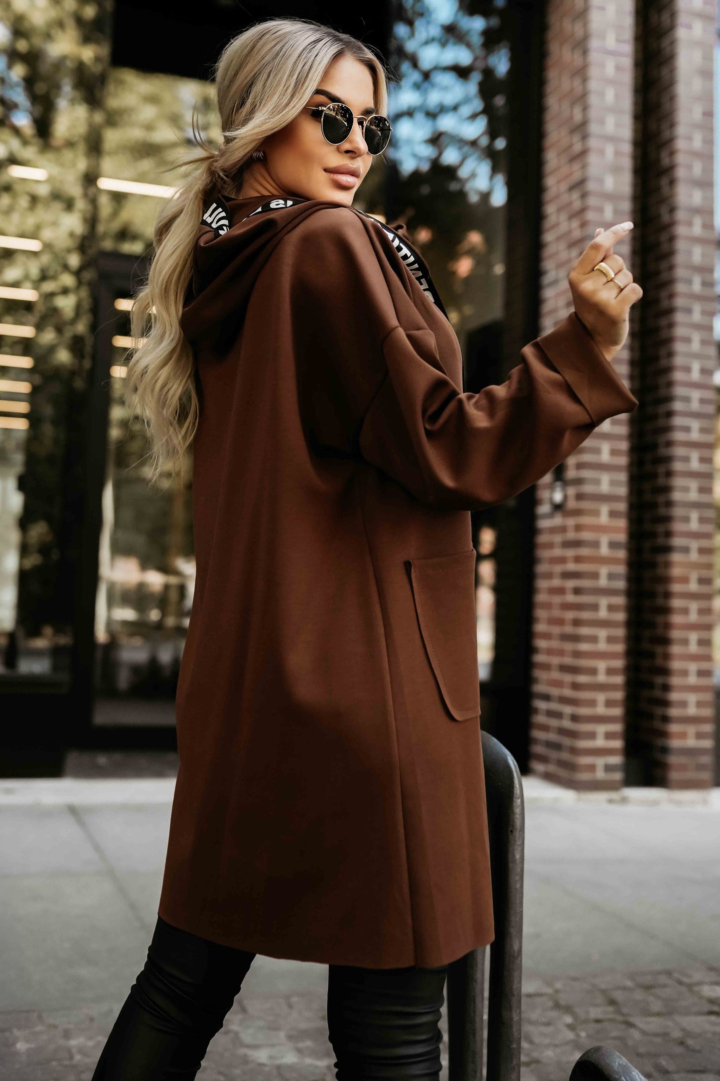 632-2 Lässiger Mantel mit Reißverschluss und modischen Details - Schokolade