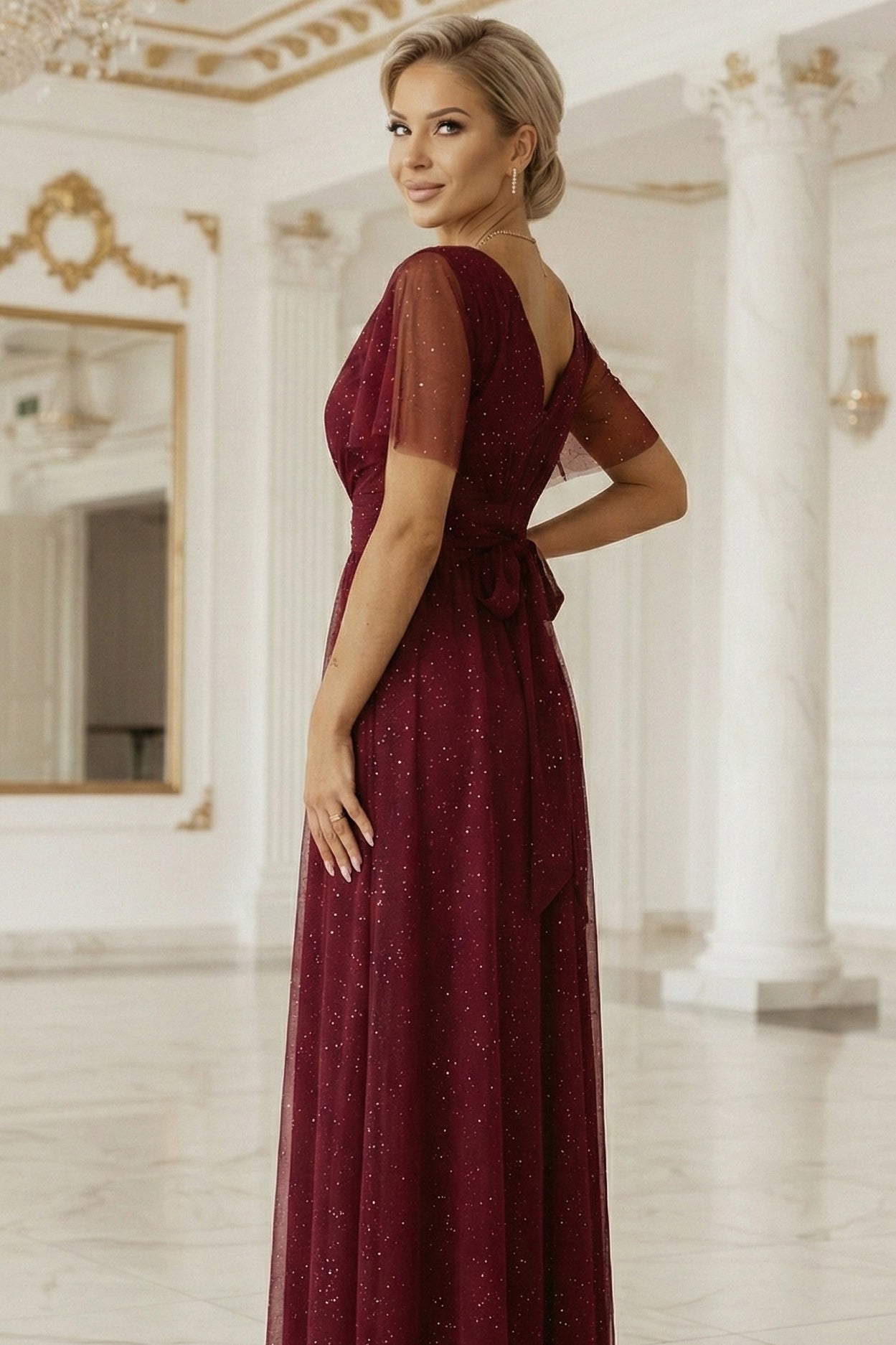 635-5 MELANIA langes, glänzendes Kleid mit Ausschnitt und kurzen Ärmeln - bordeauxrot