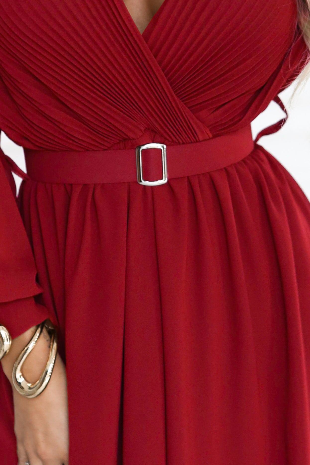 639-1 Elegantes, plissiertes Maxikleid mit Gürtel und Wickelausschnitt - bordeauxrot