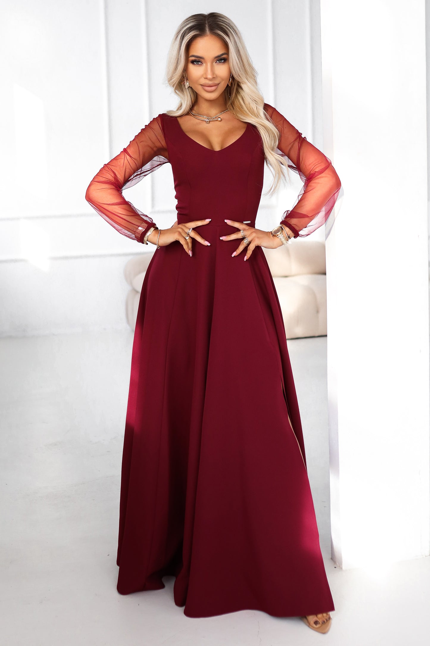 640-1 LORETTA einzigartiges langes Kleid mit Tüllärmeln und -ausschnitt - bordeauxrot
