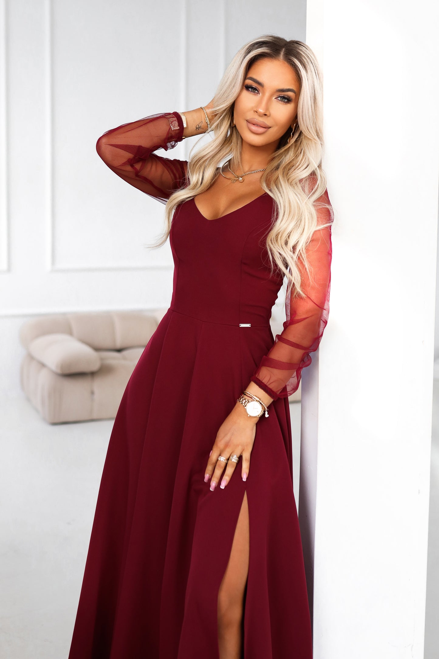 640-1 LORETTA einzigartiges langes Kleid mit Tüllärmeln und -ausschnitt - bordeauxrot
