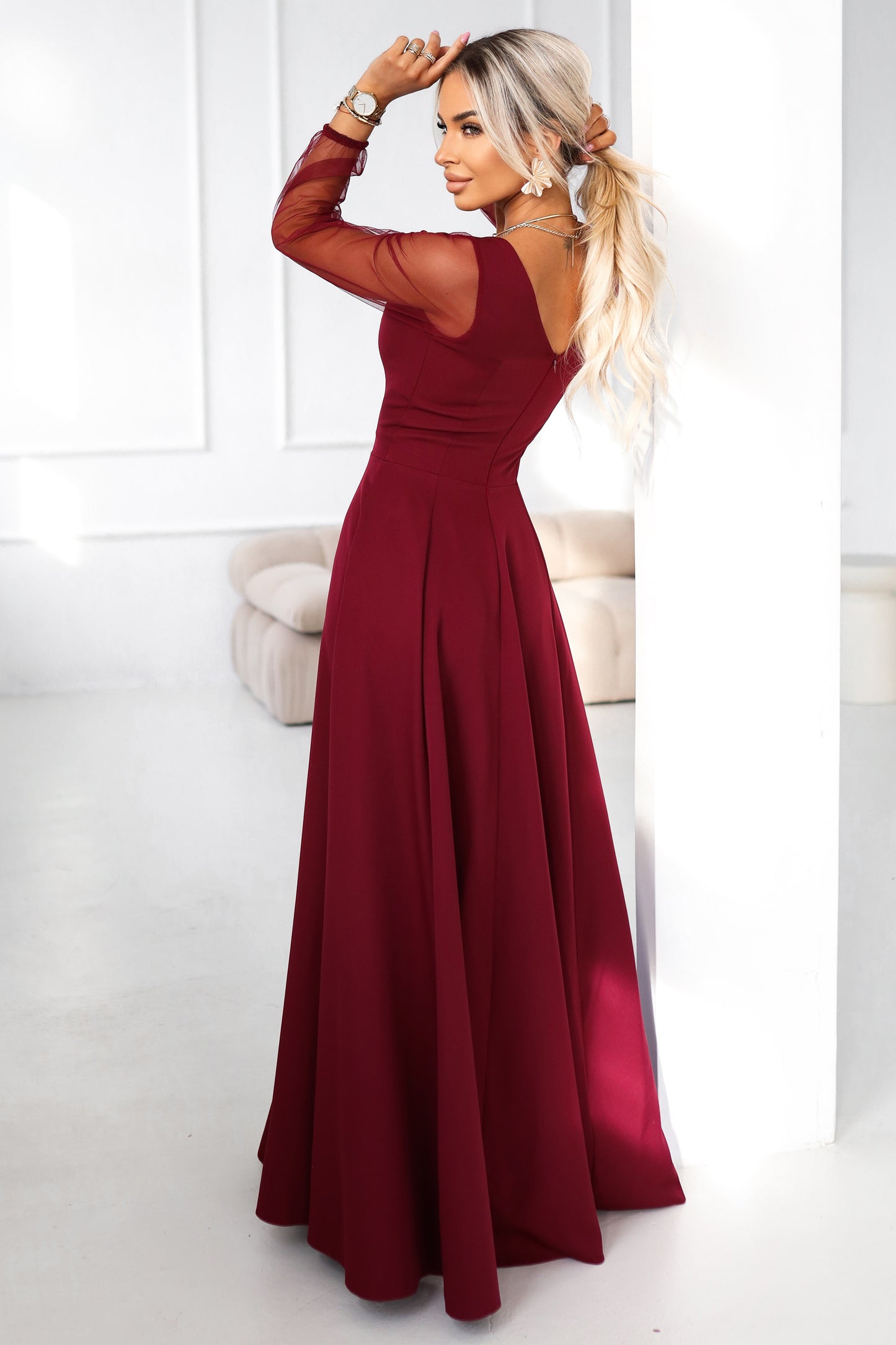 640-1 LORETTA einzigartiges langes Kleid mit Tüllärmeln und -ausschnitt - bordeauxrot