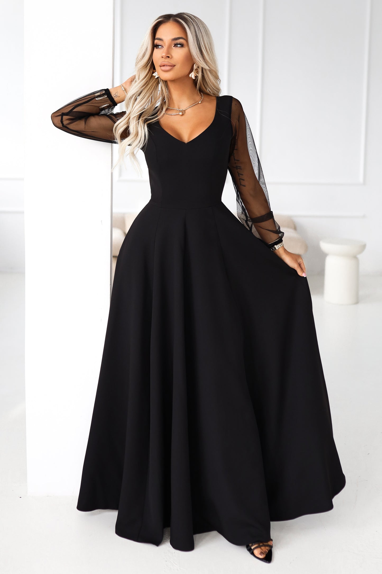 640-2 LORETTA Einzigartiges langes Kleid mit Tüllärmeln und -ausschnitt - schwarz