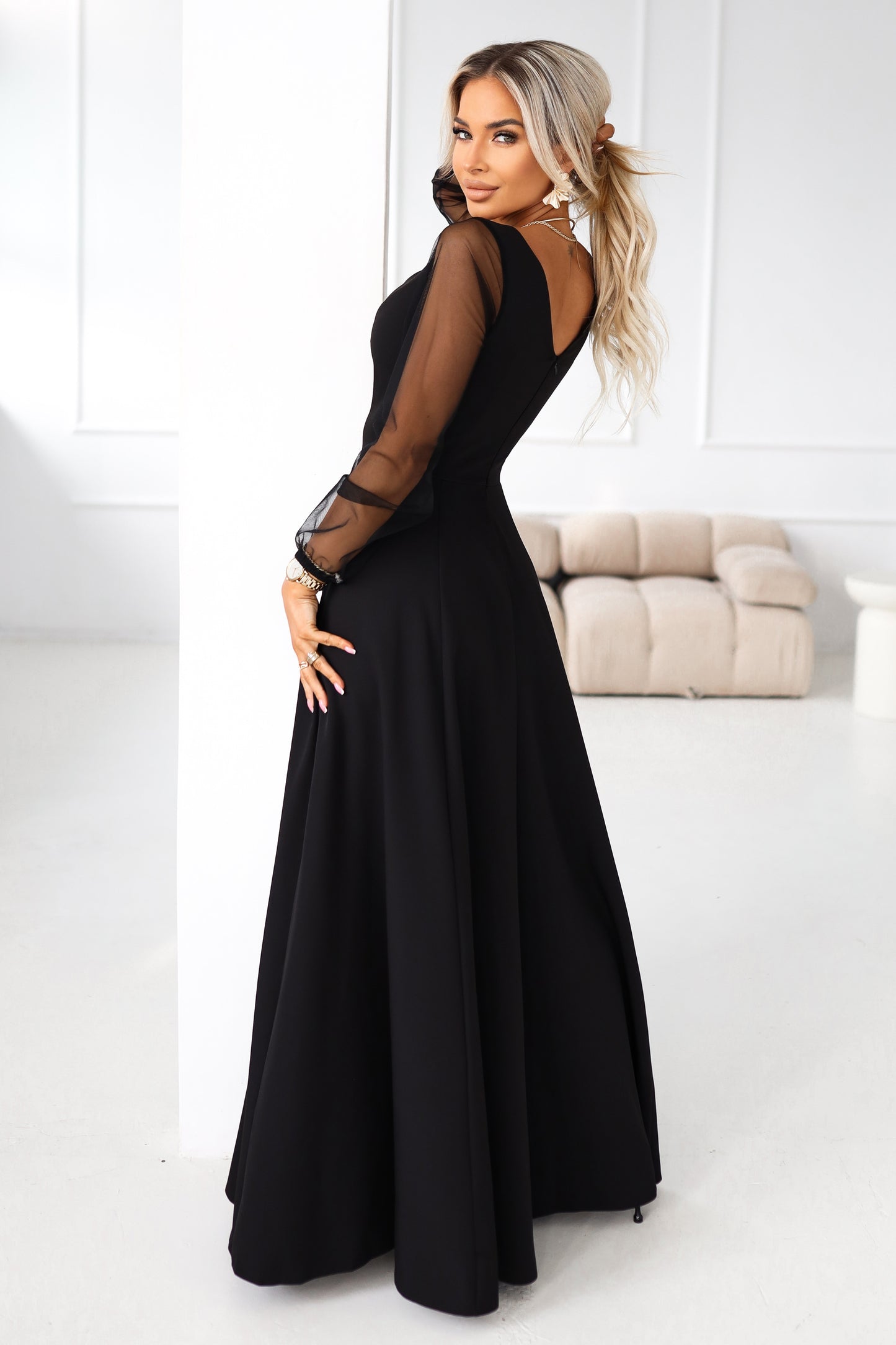 640-2 LORETTA Einzigartiges langes Kleid mit Tüllärmeln und -ausschnitt - schwarz