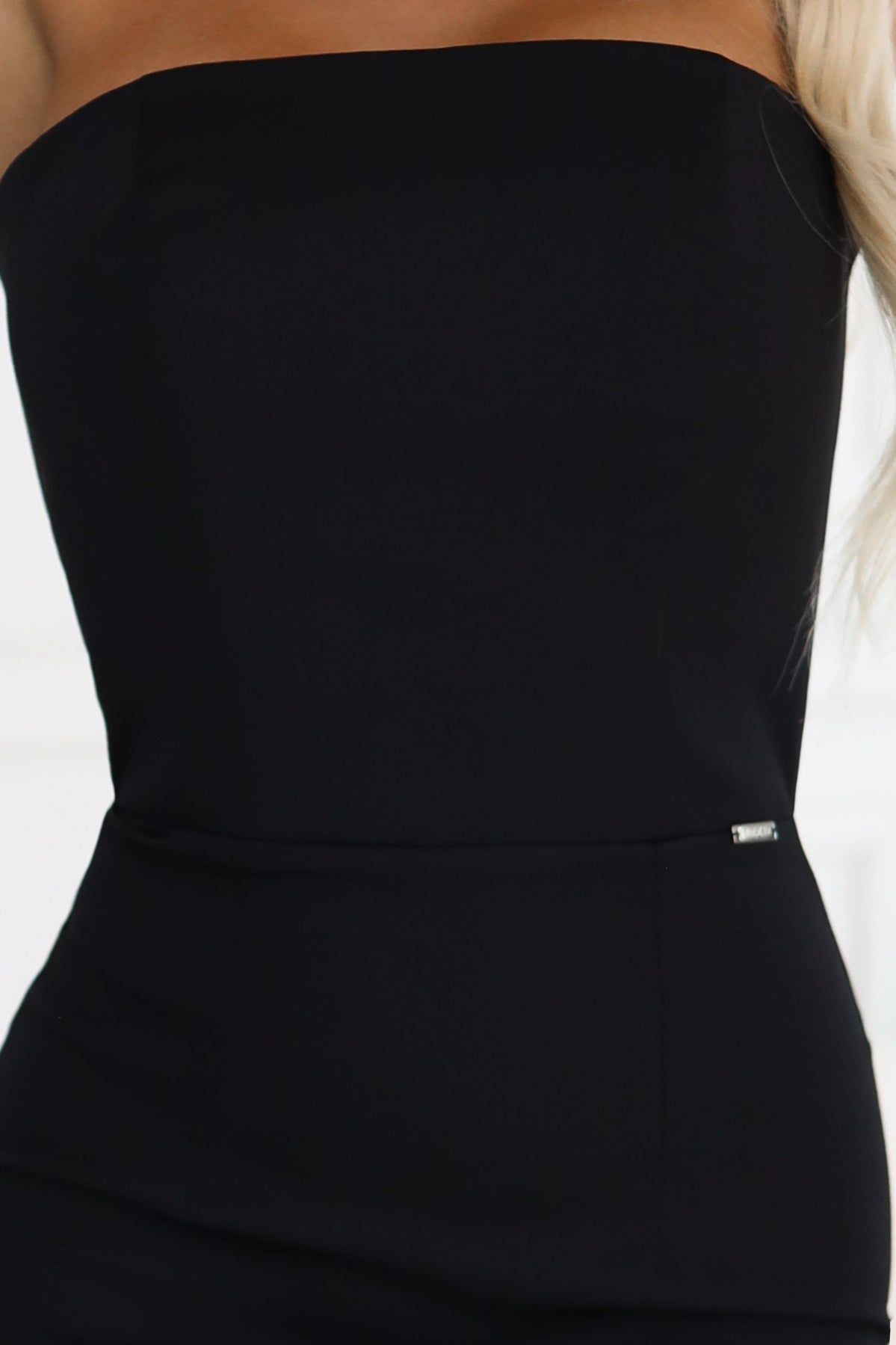 642-1 Schulterfreies, mittellanges Bleistiftkleid mit Korsettausschnitt - schwarz