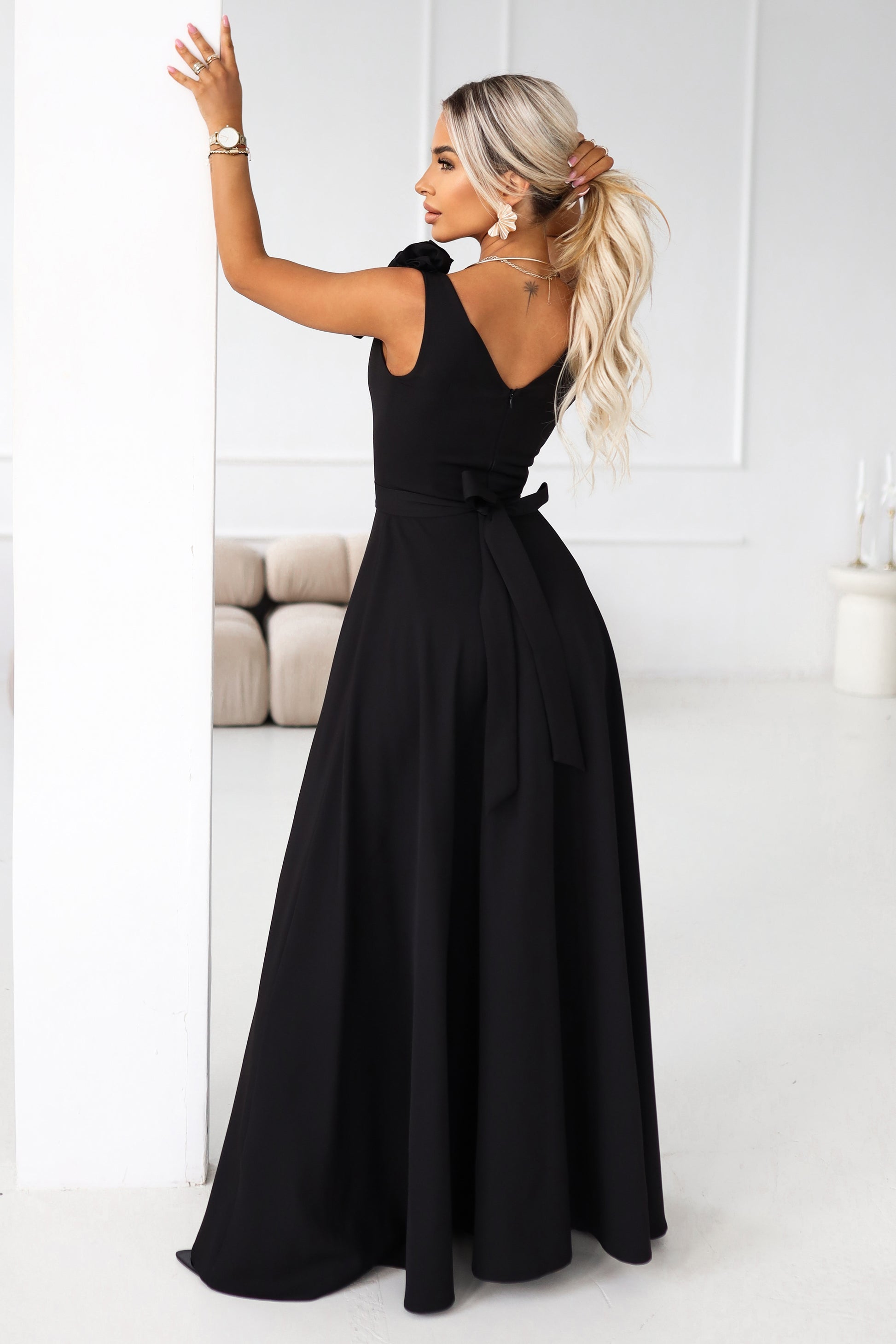 643-2 Elegantes Maxi-Abendkleid mit Schlitz und Rosen - klassisches Schwarz