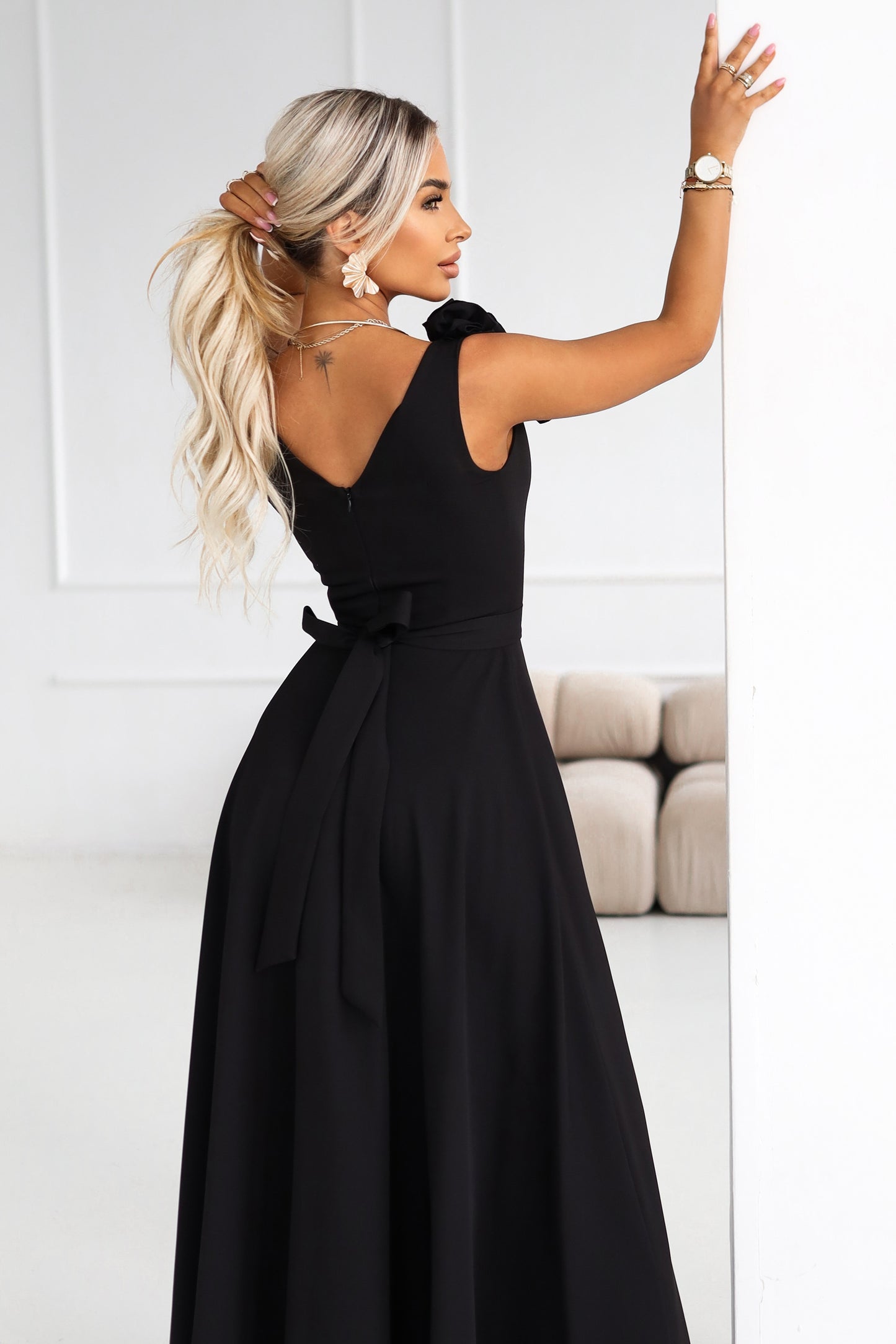 643-2 Elegantes Maxi-Abendkleid mit Schlitz und Rosen - klassisches Schwarz