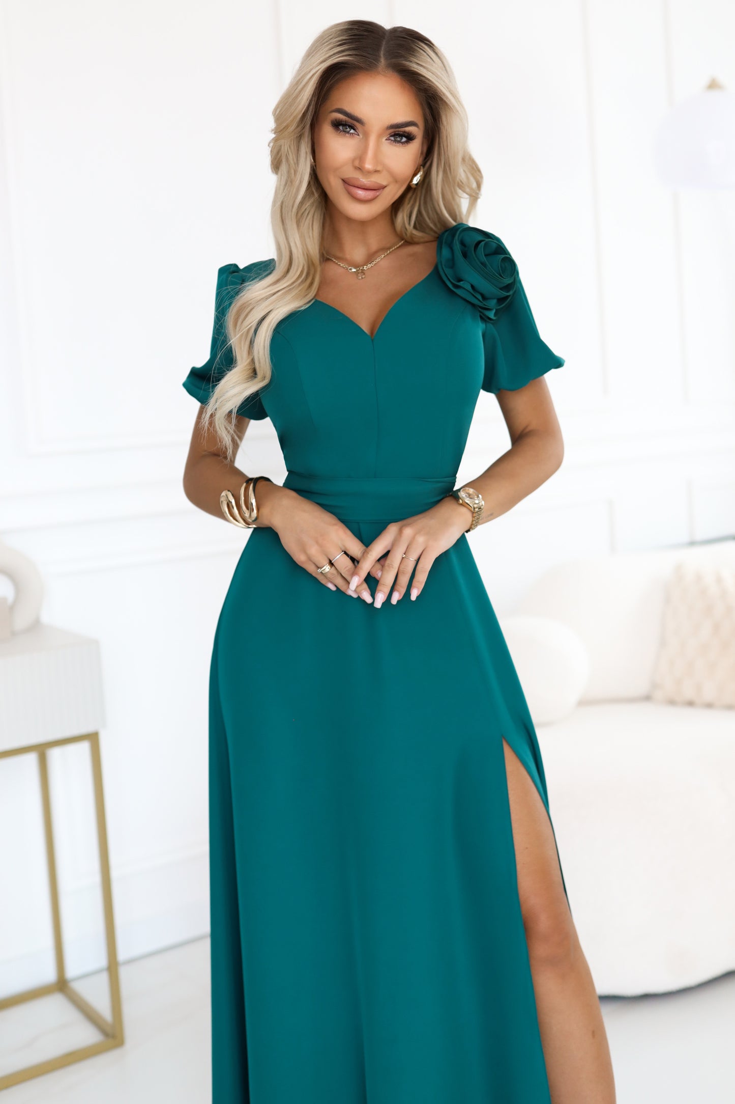 653-1 Elegantes langes Kleid mit Rose, Gürtel und hohem Schlitz - flaschengrün
