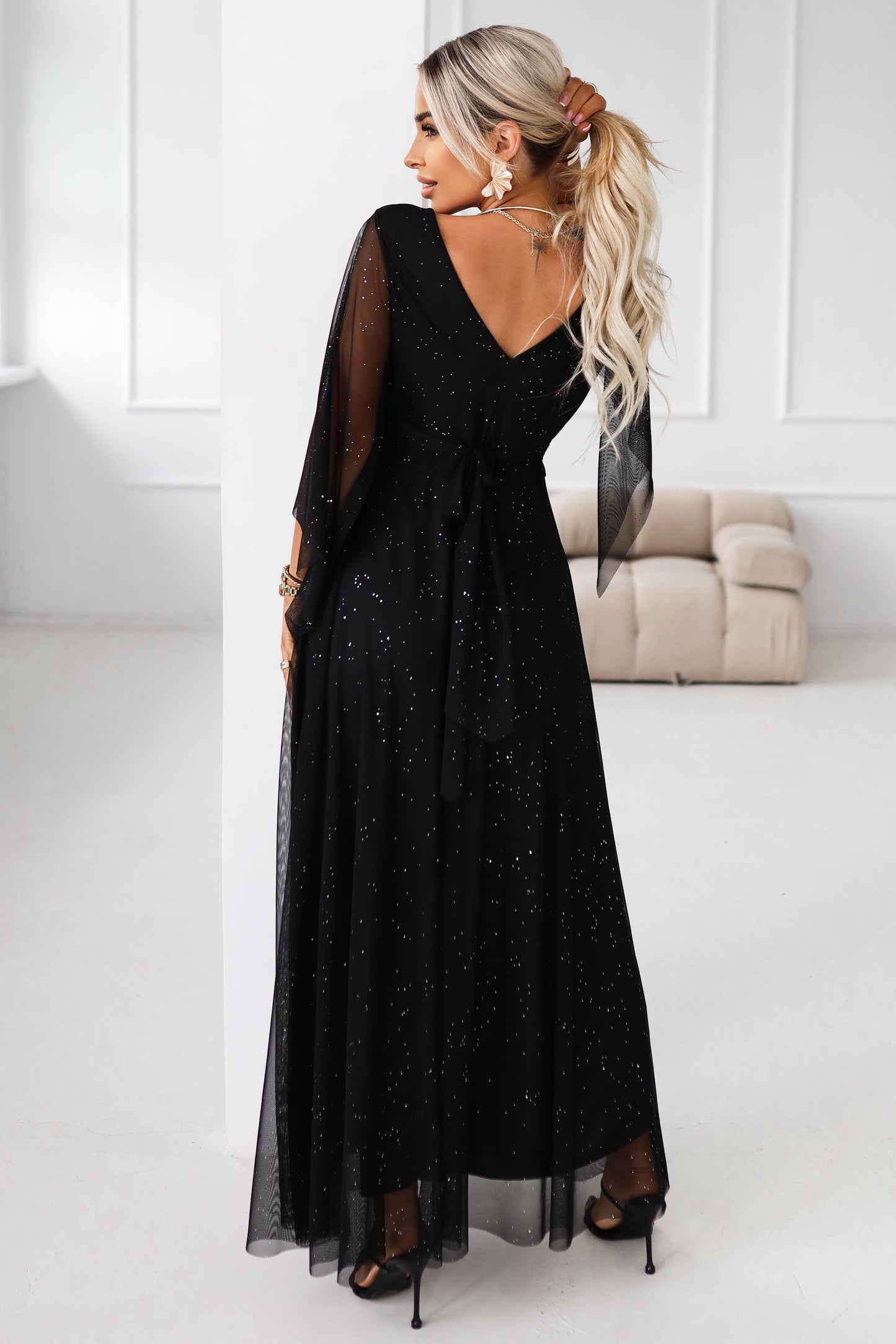 655-1 Langes, schimmerndes Kleid mit Ausschnitt und transparenten Ärmeln - schwarz