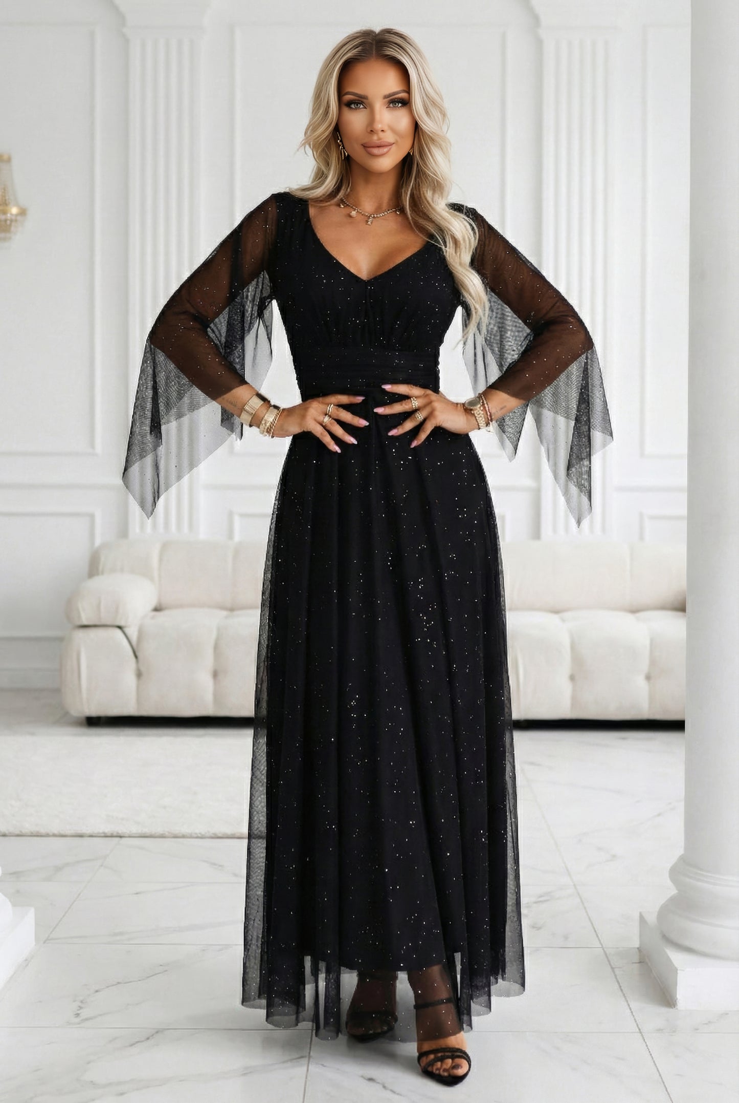 655-1 Langes, schimmerndes Kleid mit Ausschnitt und transparenten Ärmeln - schwarz