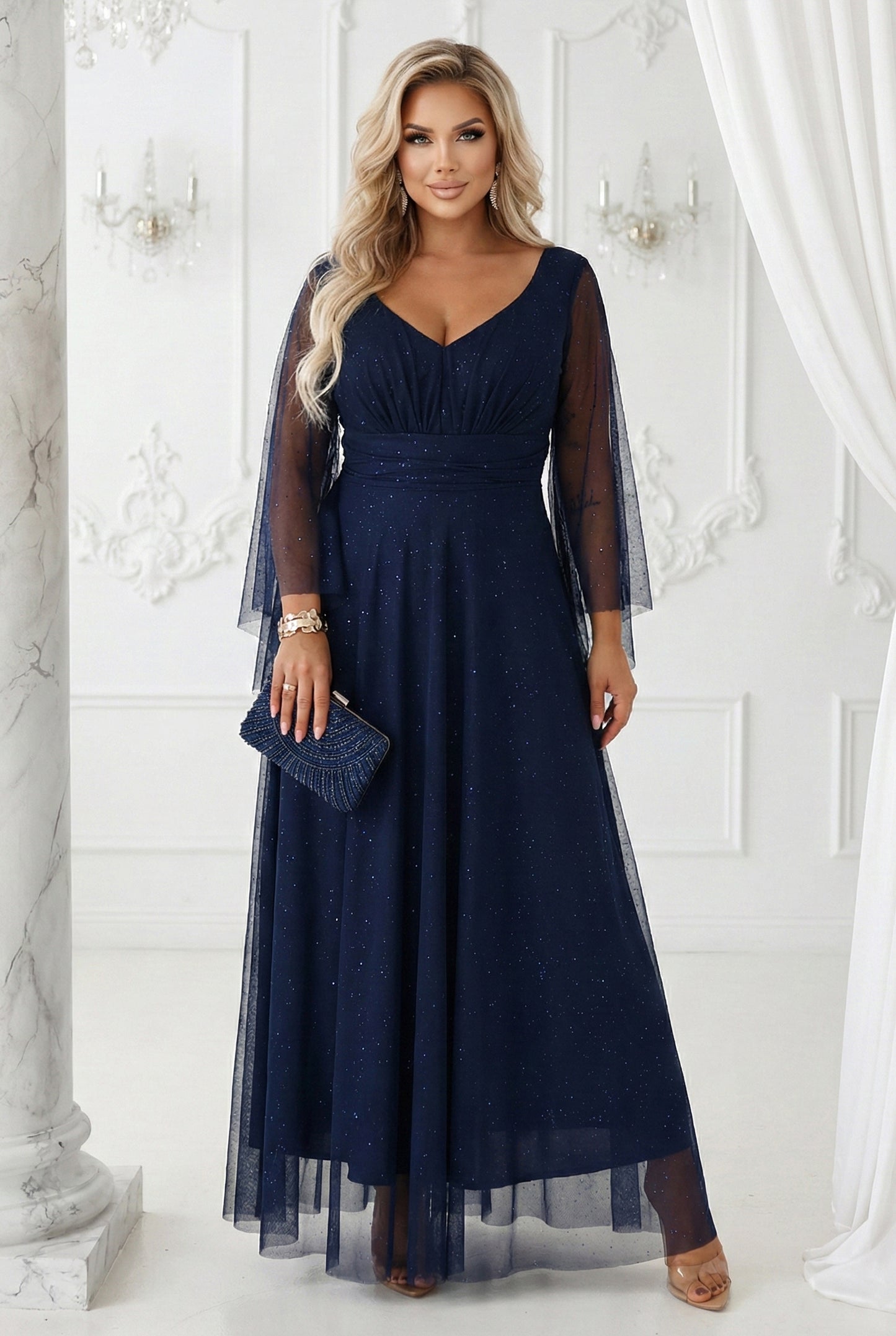 655-3 Ein langes, schimmerndes Kleid mit Ausschnitt und transparenten Ärmeln - marineblau